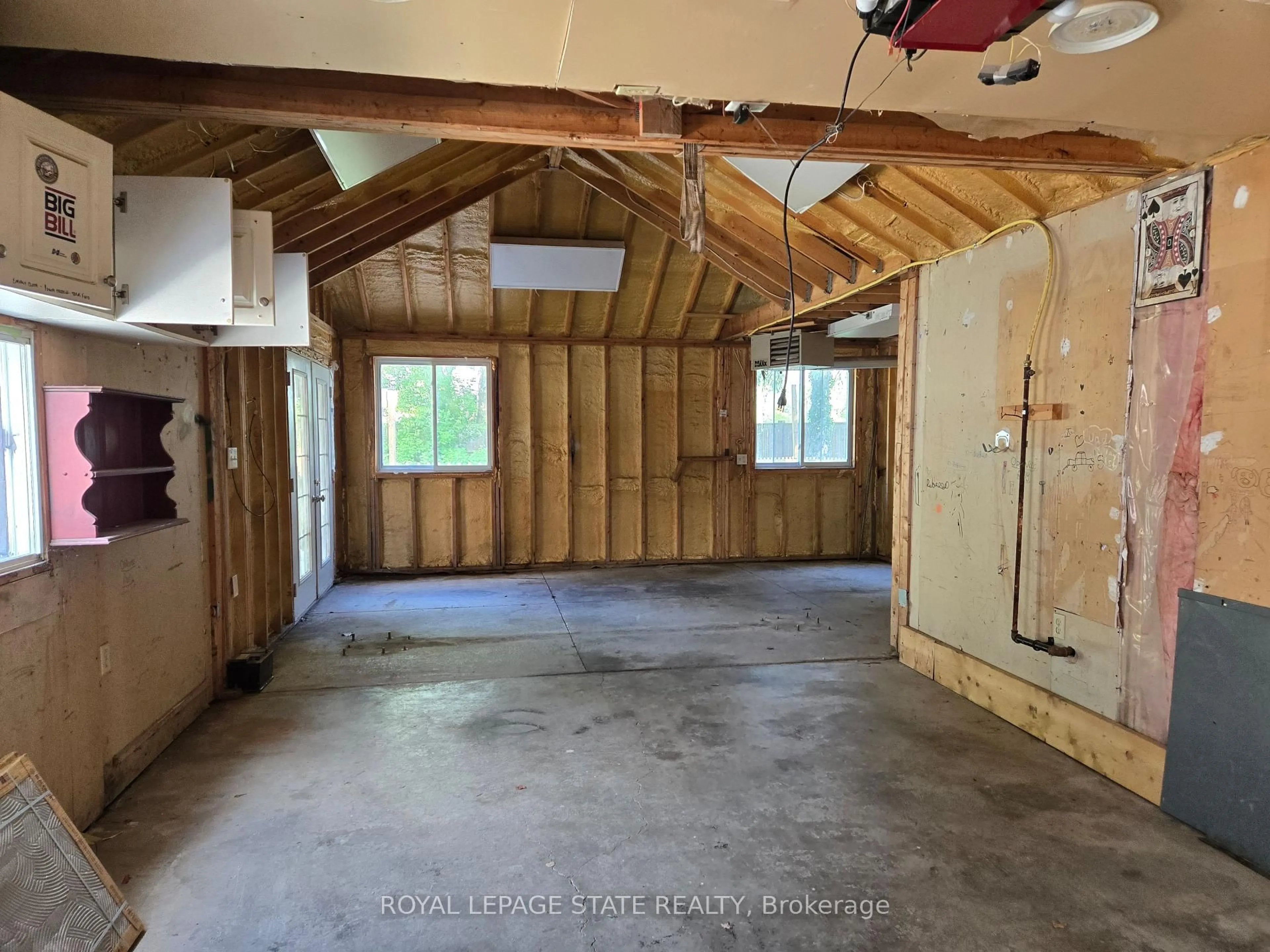 Indoor garage for 17 Carmen Ave, Hamilton Ontario L8V 2H5