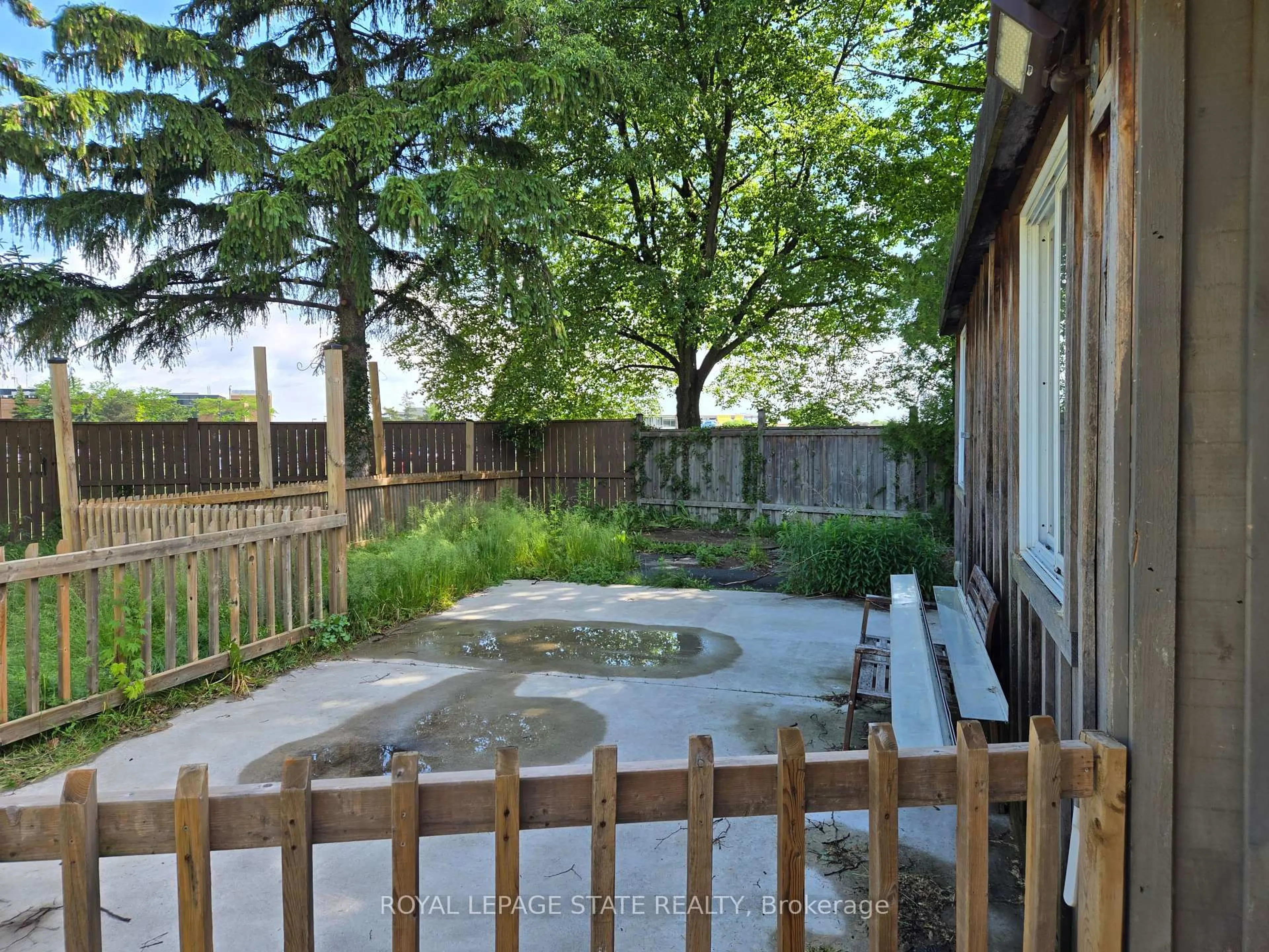 Patio, forest/trees view for 17 Carmen Ave, Hamilton Ontario L8V 2H5