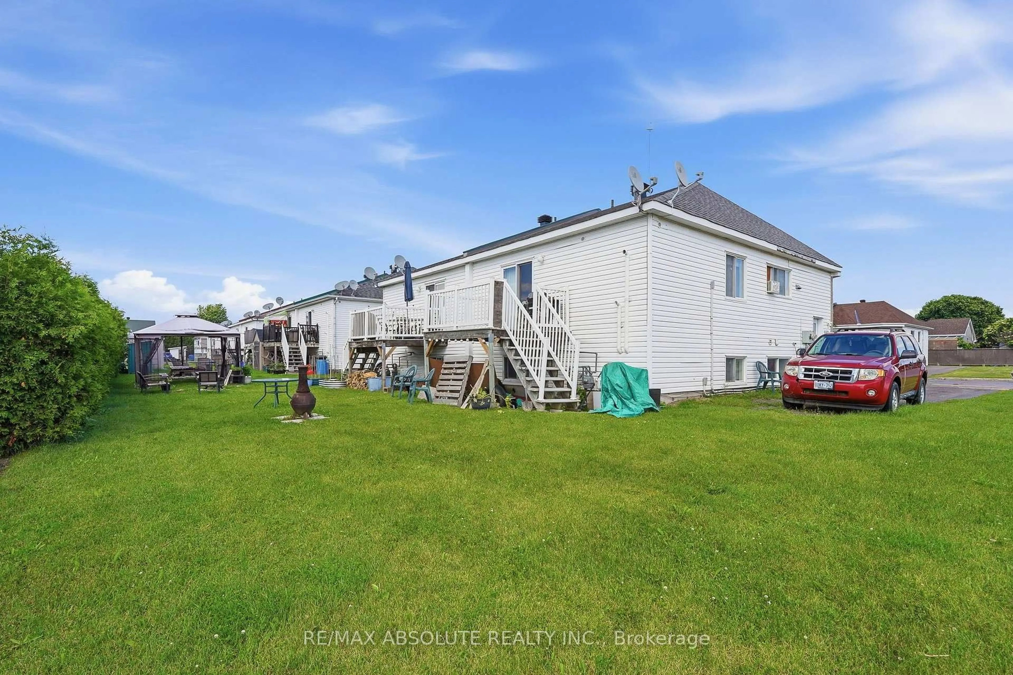 A pic from outside/outdoor area/front of a property/back of a property/a pic from drone, building for 550-552 Mario St, Hawkesbury Ontario K6A 3V3