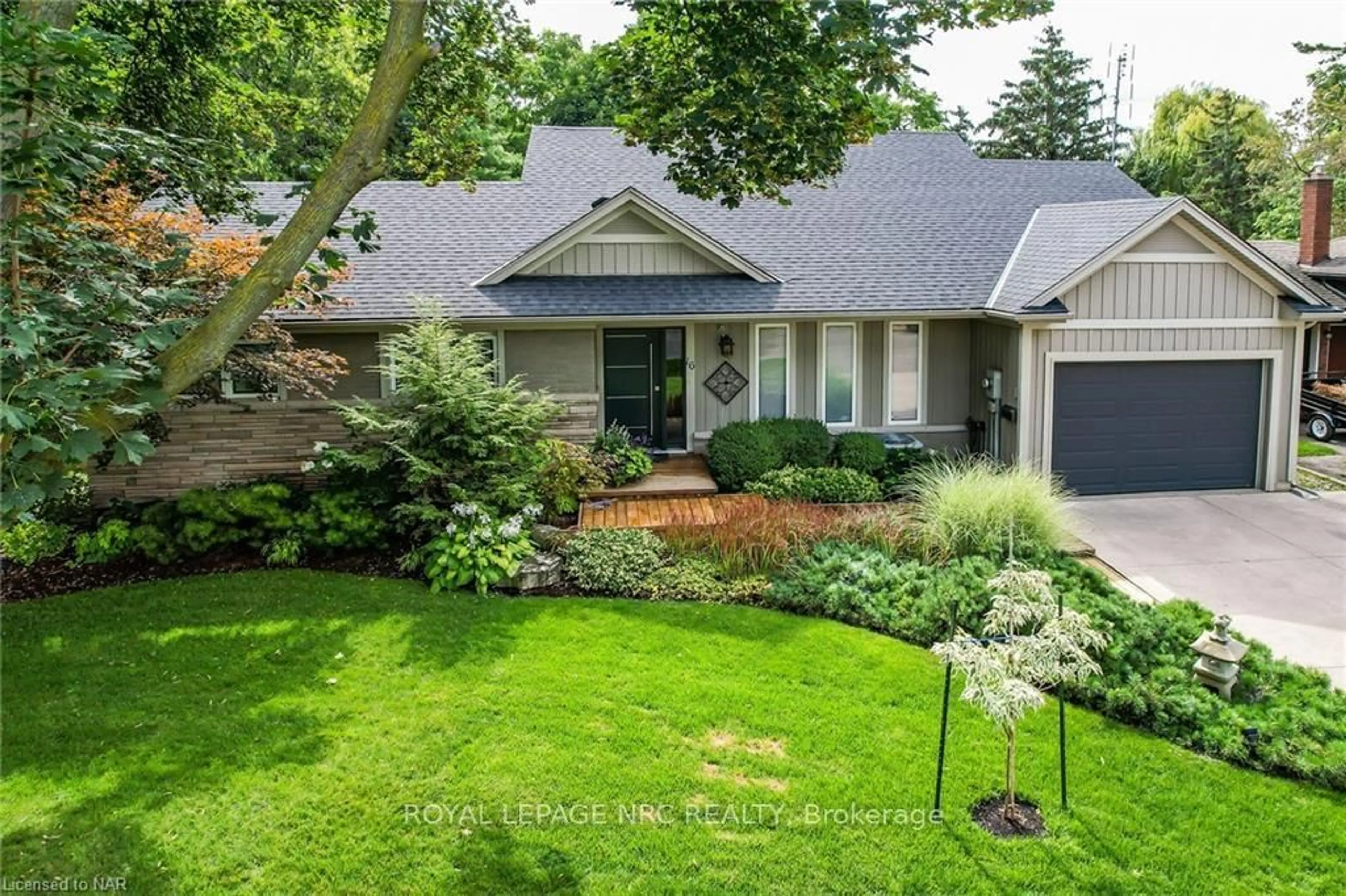Home with brick exterior material, street for 16 SPRING GARDEN Blvd, St. Catharines Ontario L2N 3P6