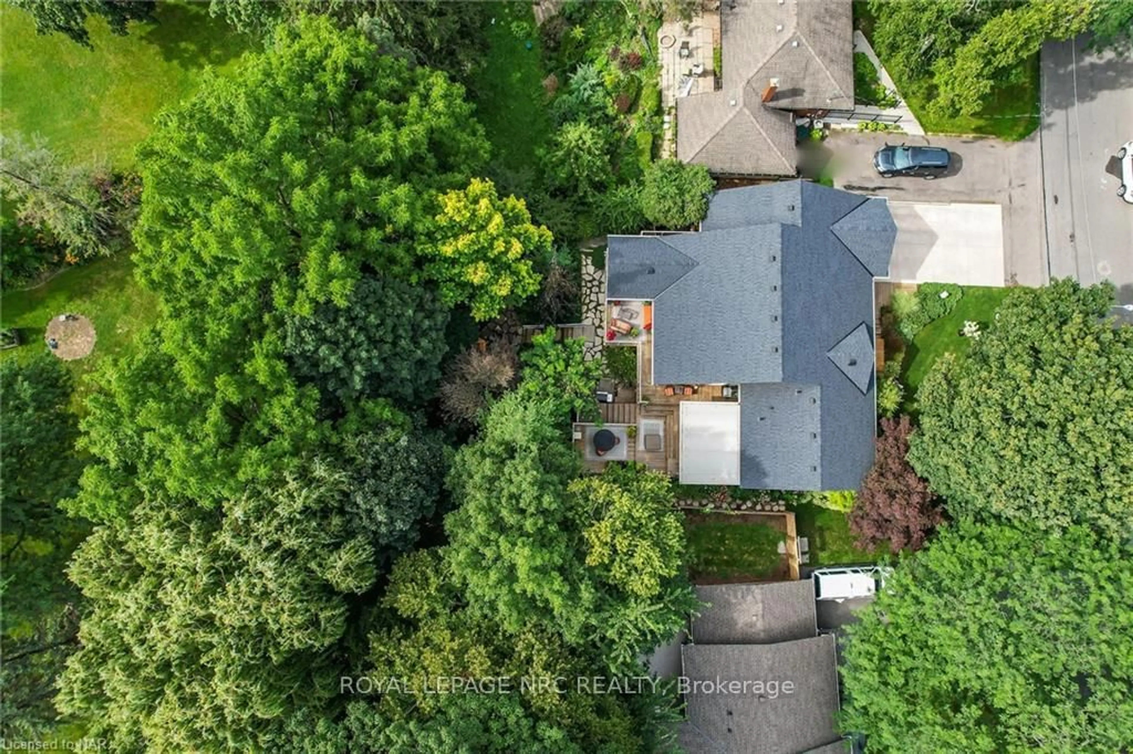 A pic from outside/outdoor area/front of a property/back of a property/a pic from drone, street for 16 SPRING GARDEN Blvd, St. Catharines Ontario L2N 3P6