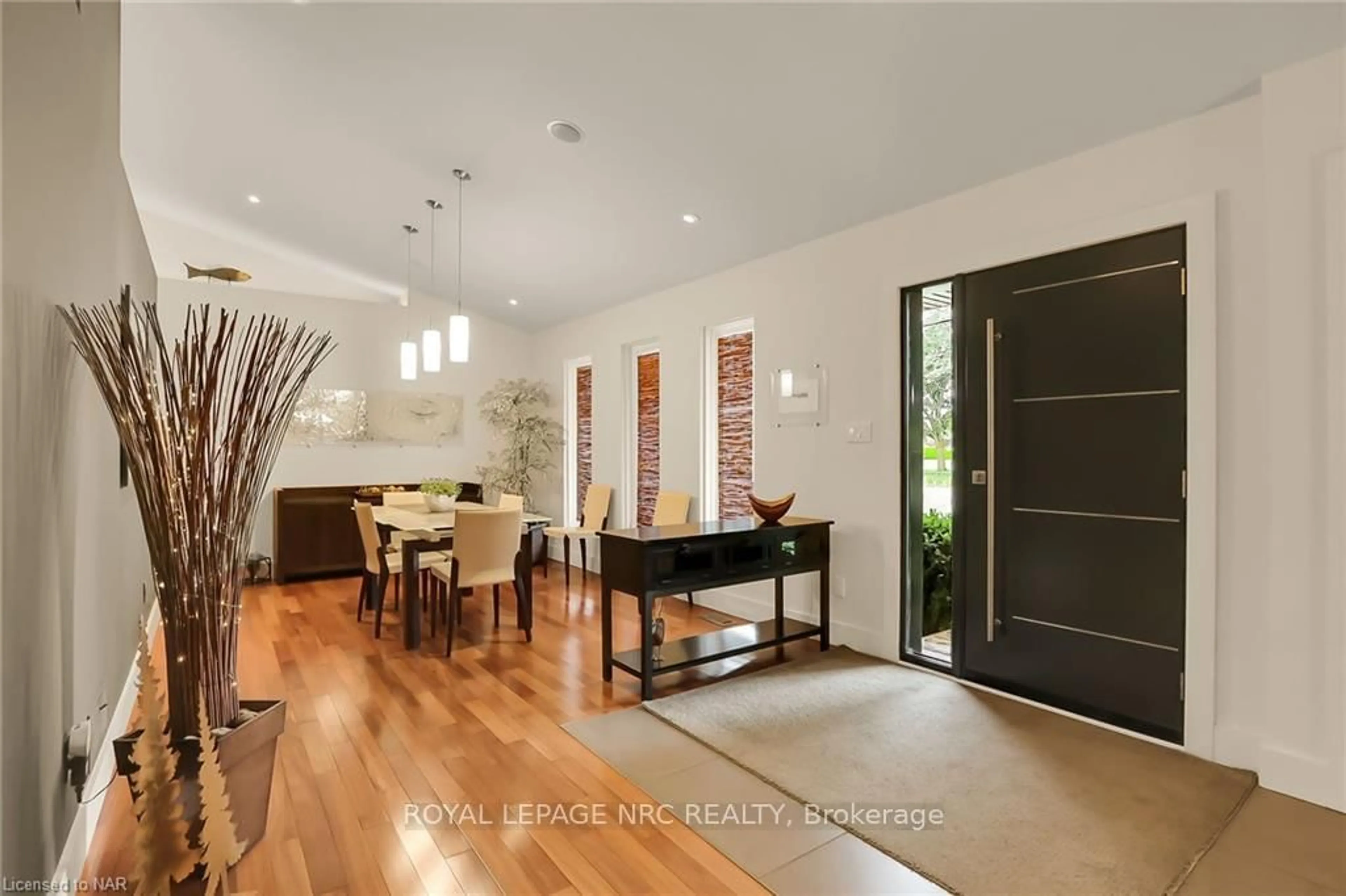 Indoor foyer for 16 SPRING GARDEN Blvd, St. Catharines Ontario L2N 3P6