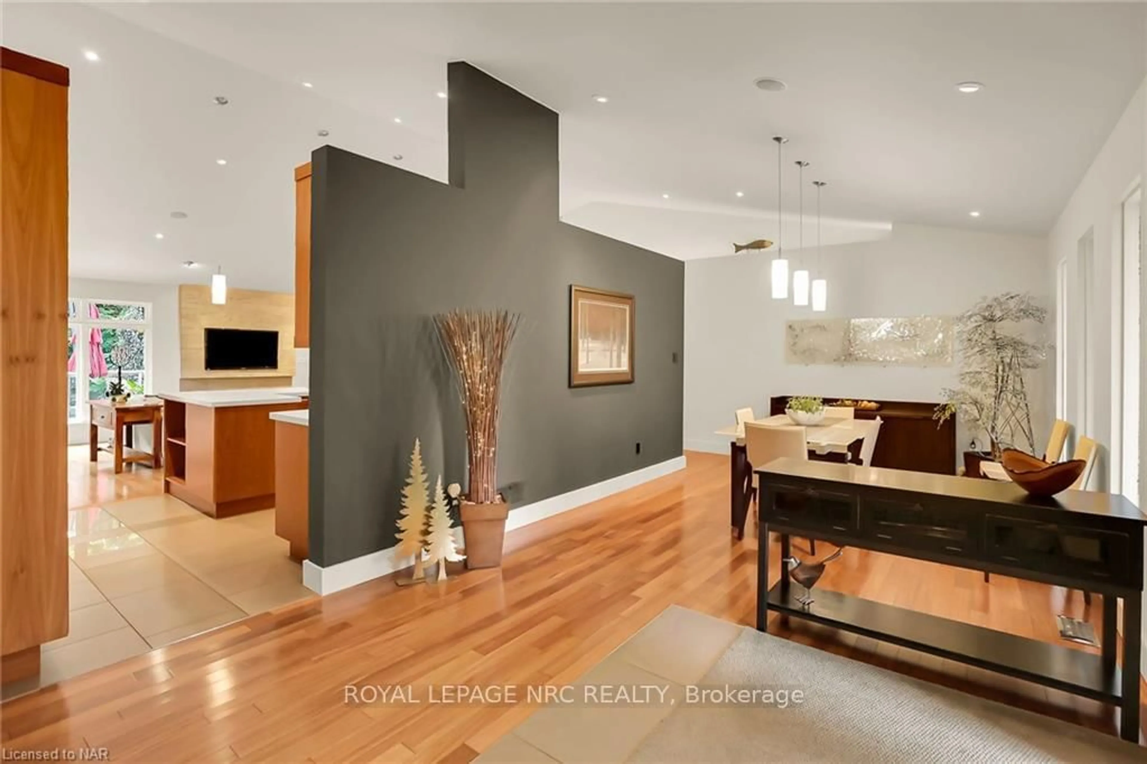 Indoor entryway for 16 SPRING GARDEN Blvd, St. Catharines Ontario L2N 3P6