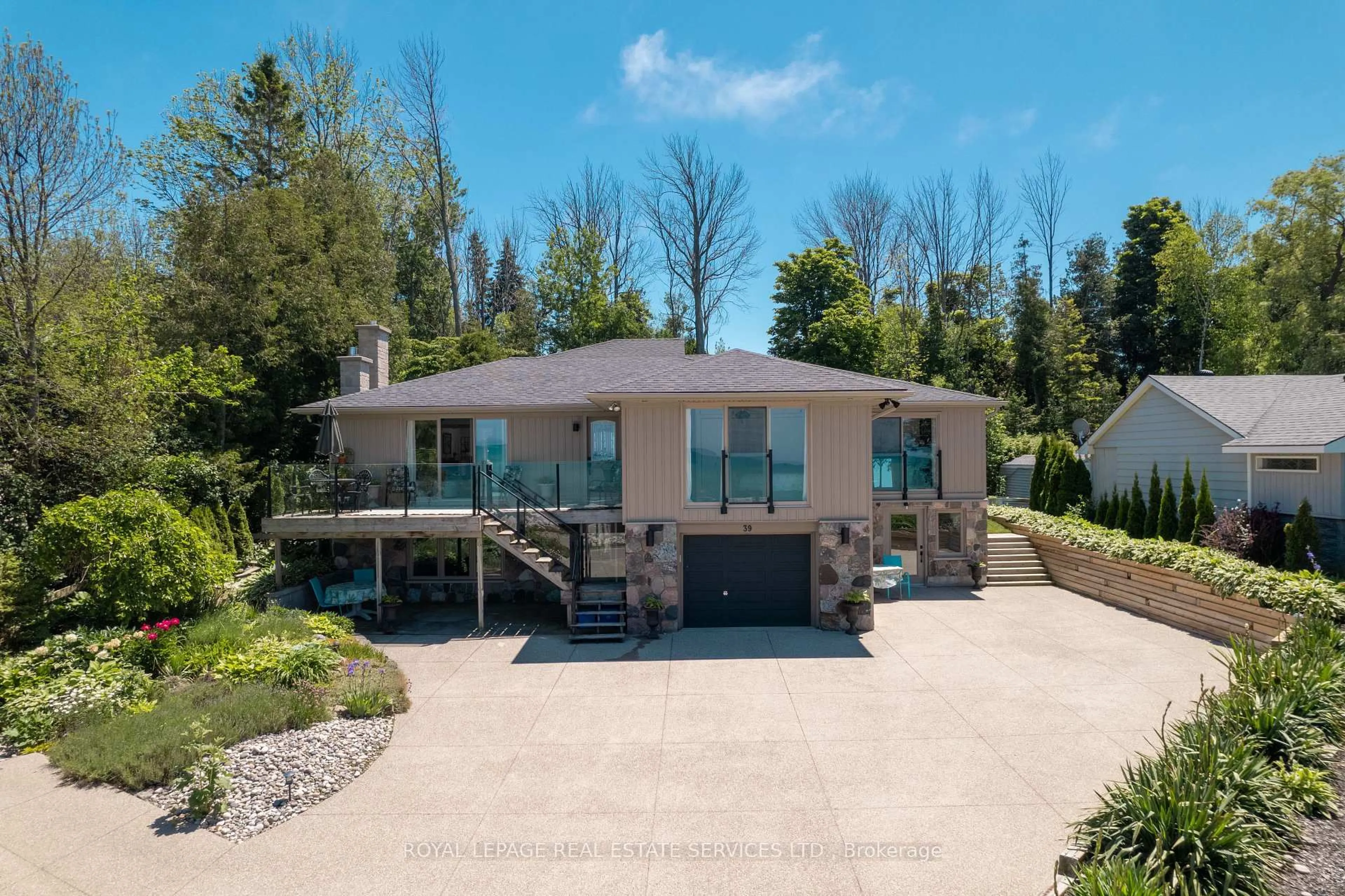 A pic from outside/outdoor area/front of a property/back of a property/a pic from drone, water/lake/river/ocean view for 39 Goderich St, Kincardine Ontario N2Z 2L2