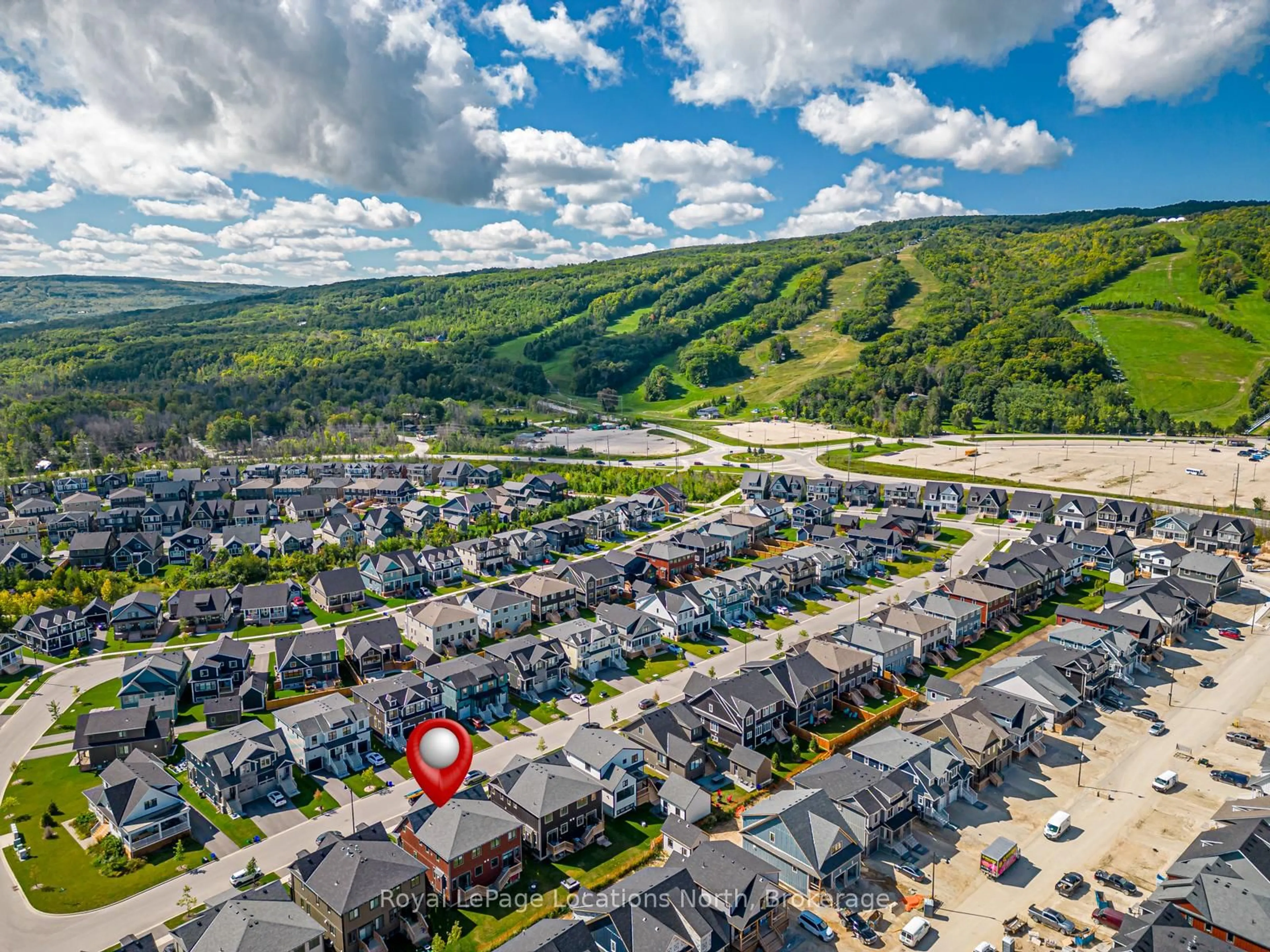 A pic from outside/outdoor area/front of a property/back of a property/a pic from drone, mountain view for 118 Sycamore St, Blue Mountains Ontario L9Y 4E2