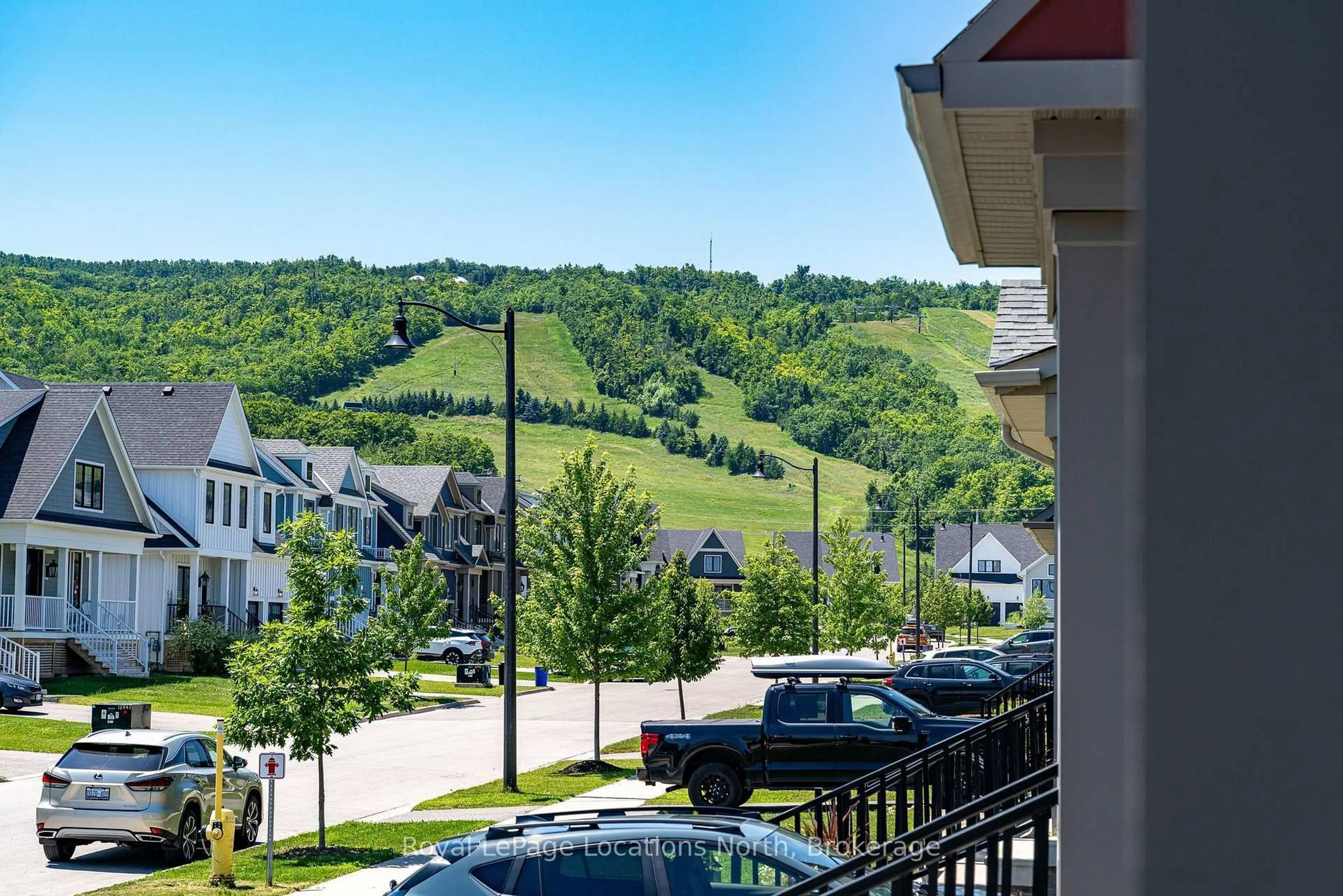 Patio, mountain view for 118 Sycamore St, Blue Mountains Ontario L9Y 4E2