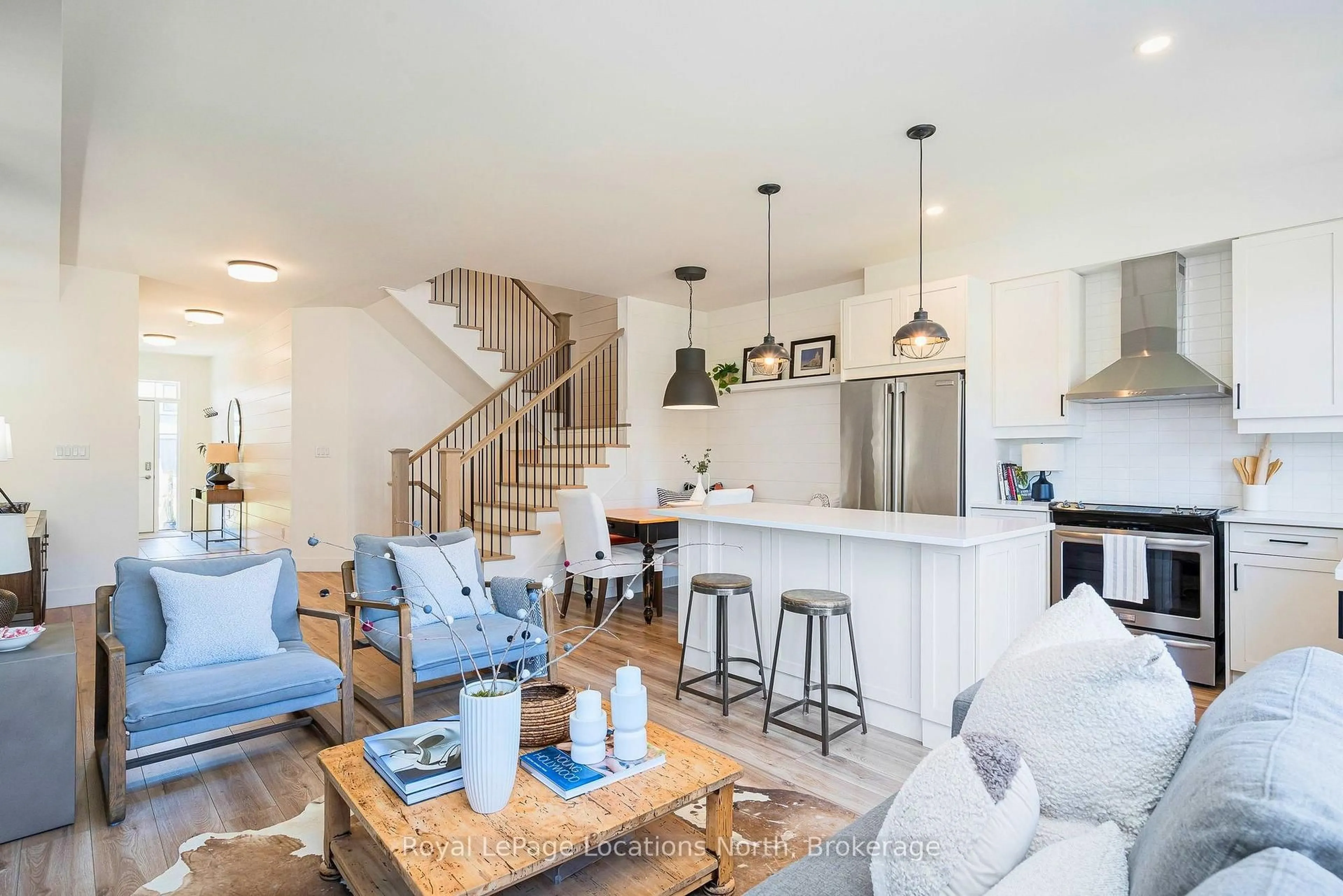Open concept kitchen, unknown for 118 Sycamore St, Blue Mountains Ontario L9Y 4E2