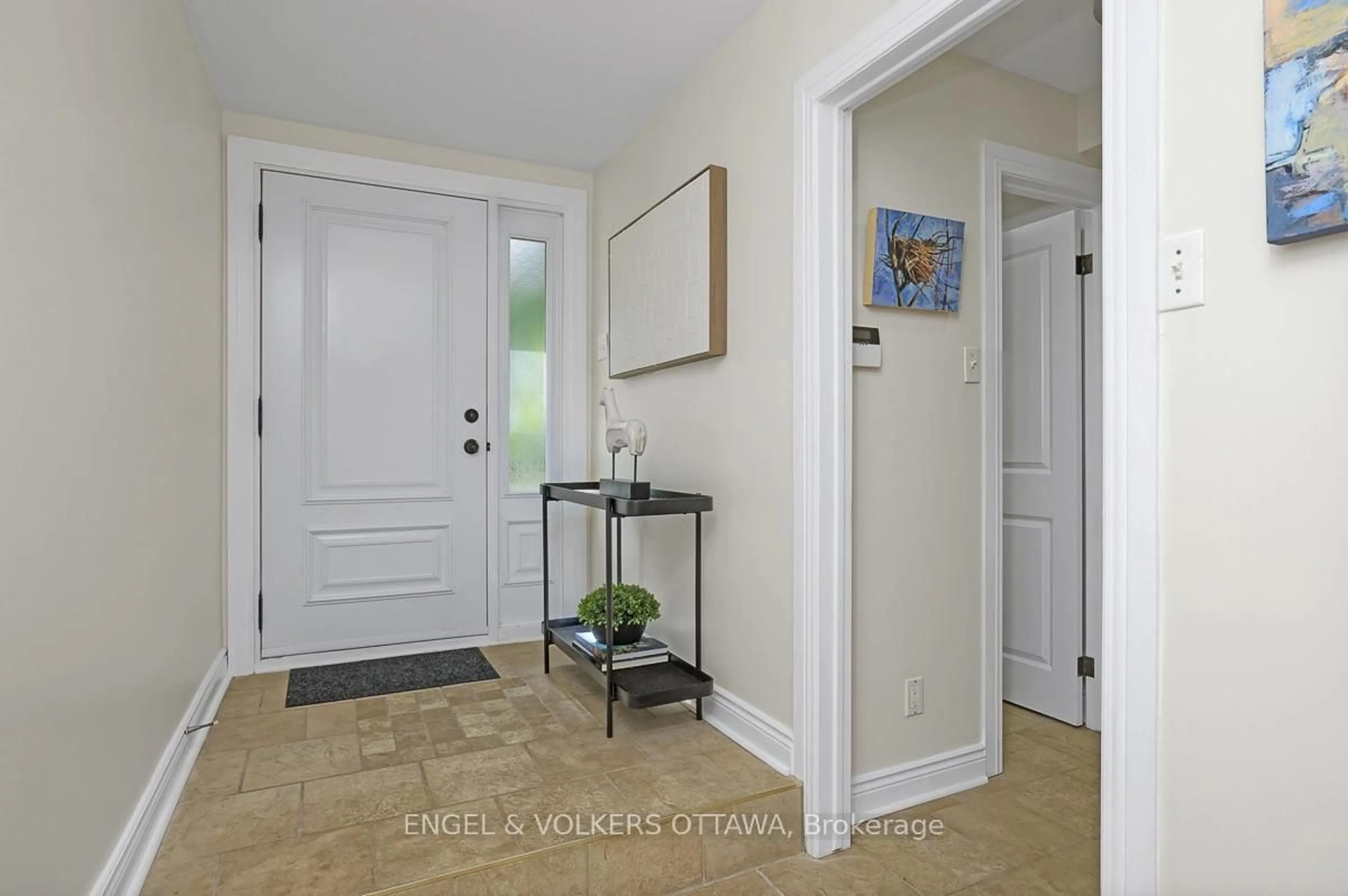 Indoor entryway for 50 Charles St, Ottawa Ontario K1M 2H2