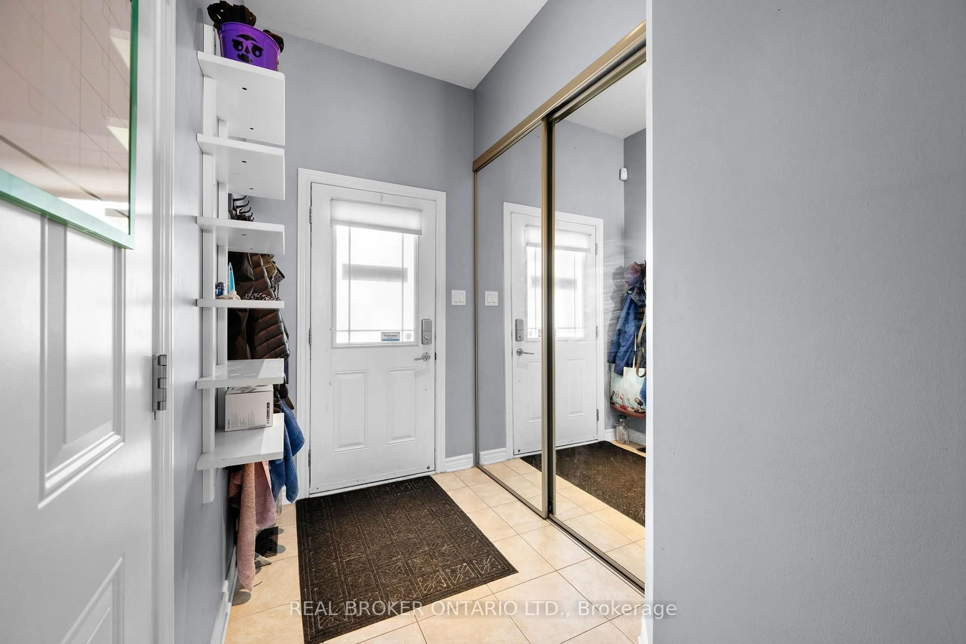 Indoor entryway for 137 Marrissa Ave, Ottawa Ontario K1J 0A4