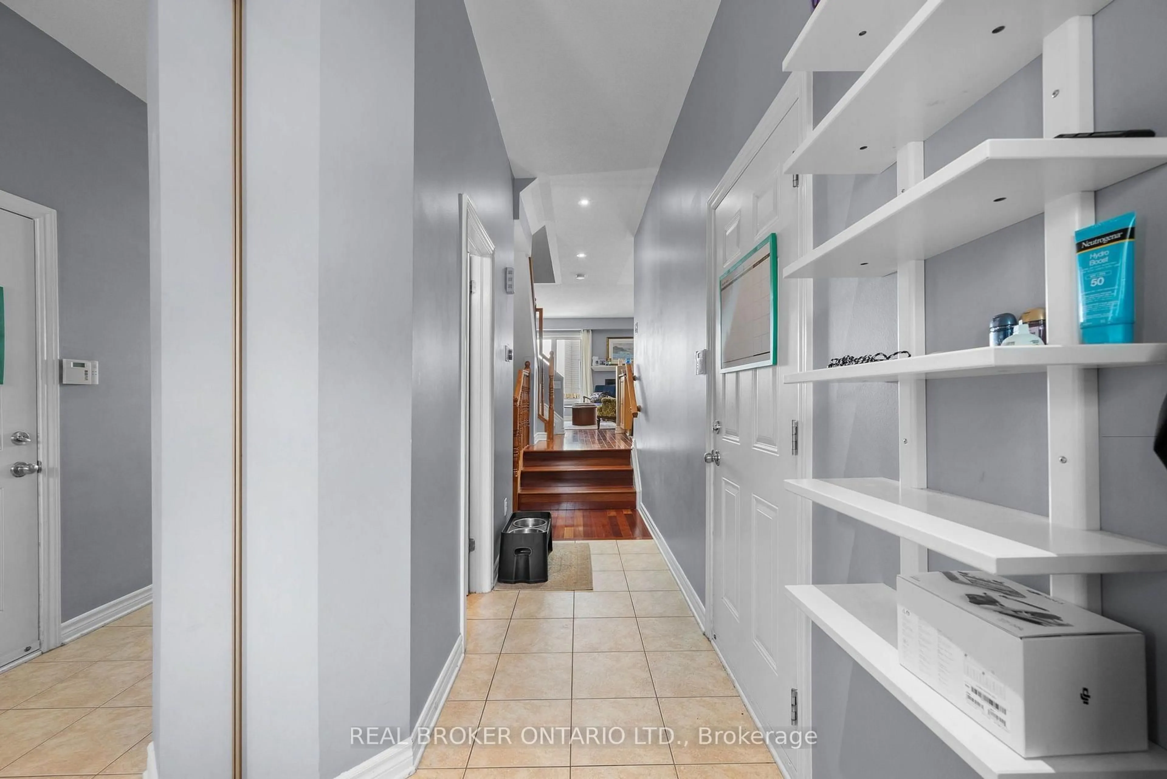 Indoor foyer for 137 Marrissa Ave, Ottawa Ontario K1J 0A4
