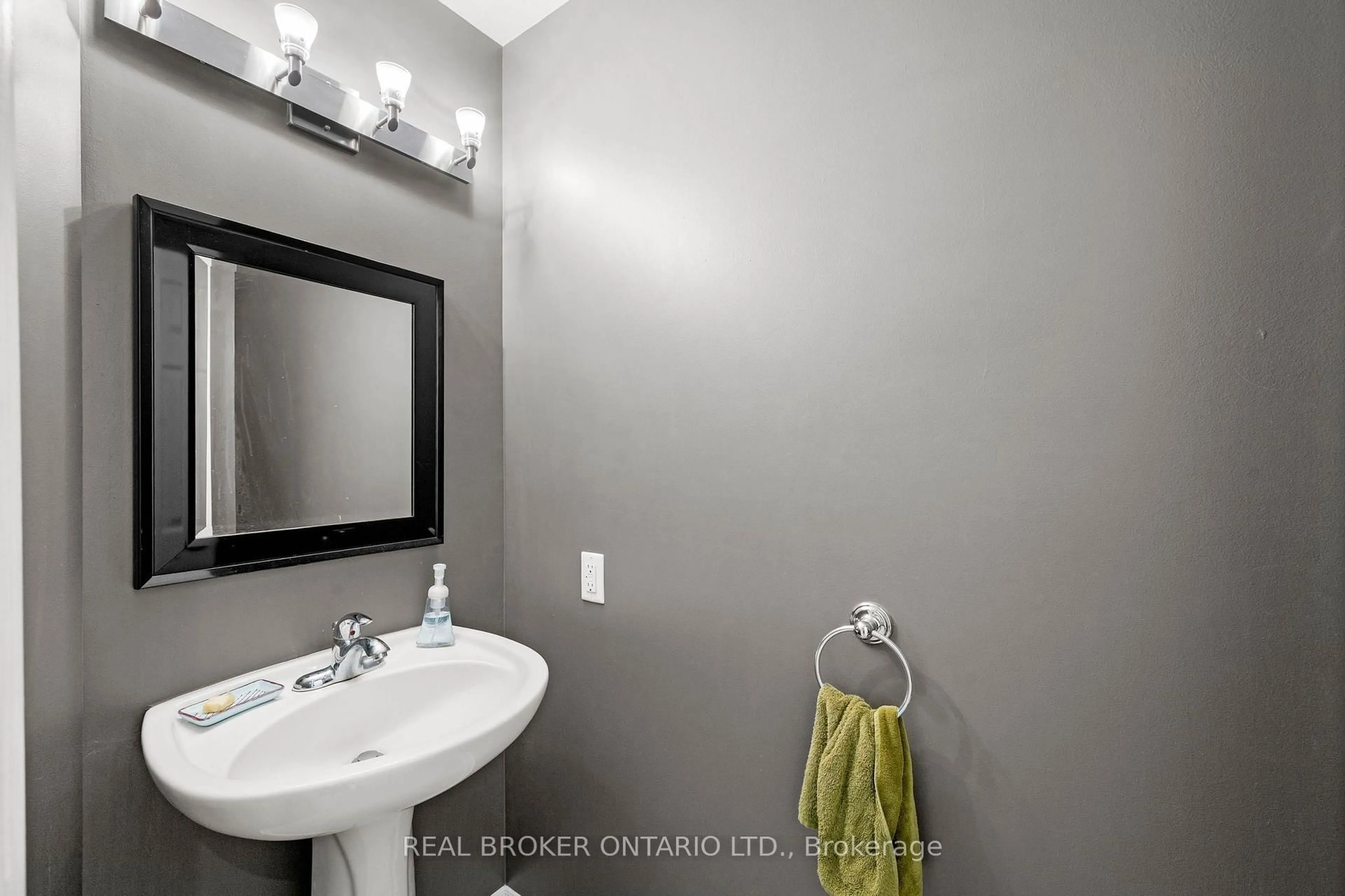 Standard bathroom, ceramic/tile floor for 137 Marrissa Ave, Ottawa Ontario K1J 0A4