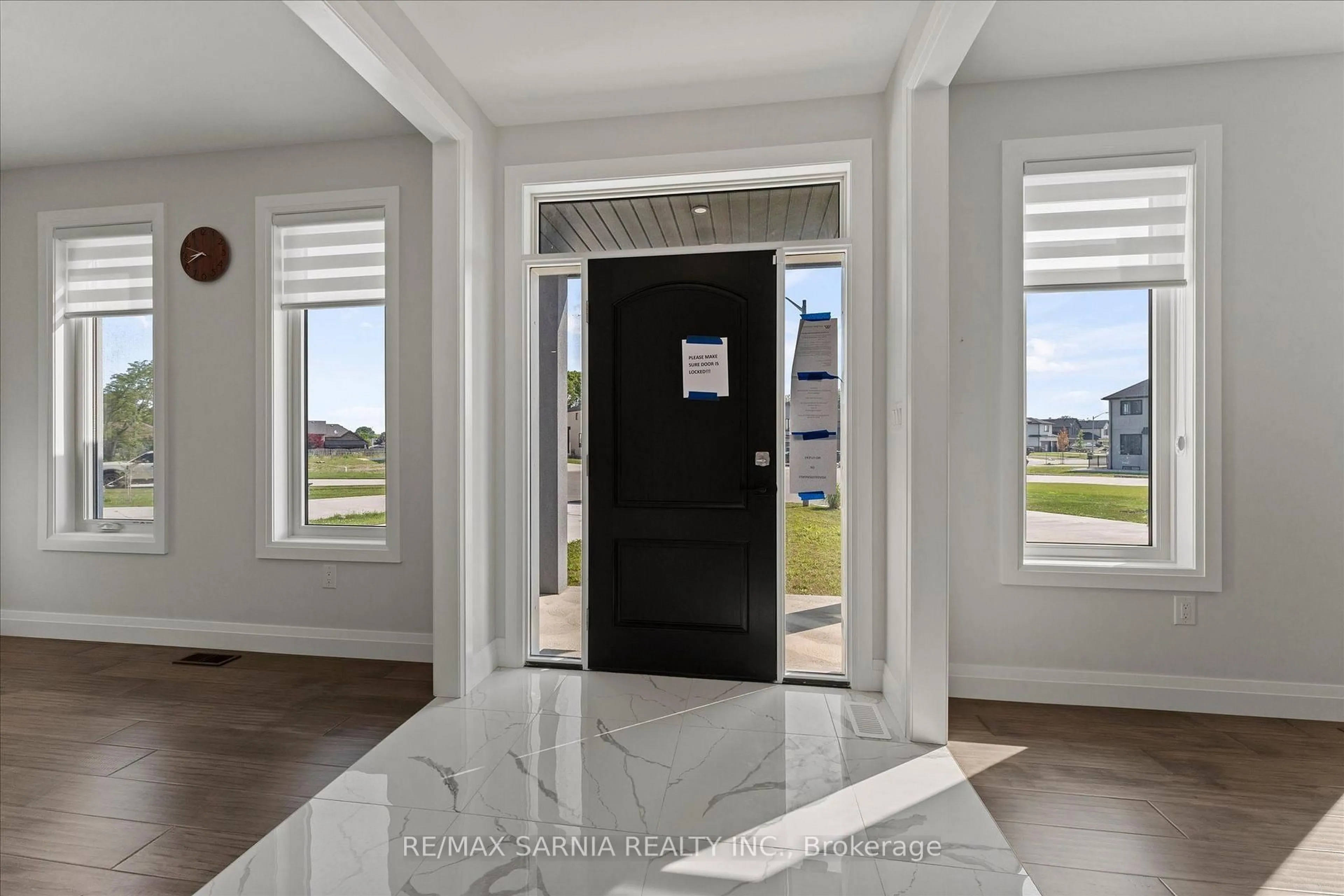 Indoor entryway for 79 Noble Crt, Amherstburg Ontario N9V 0G8