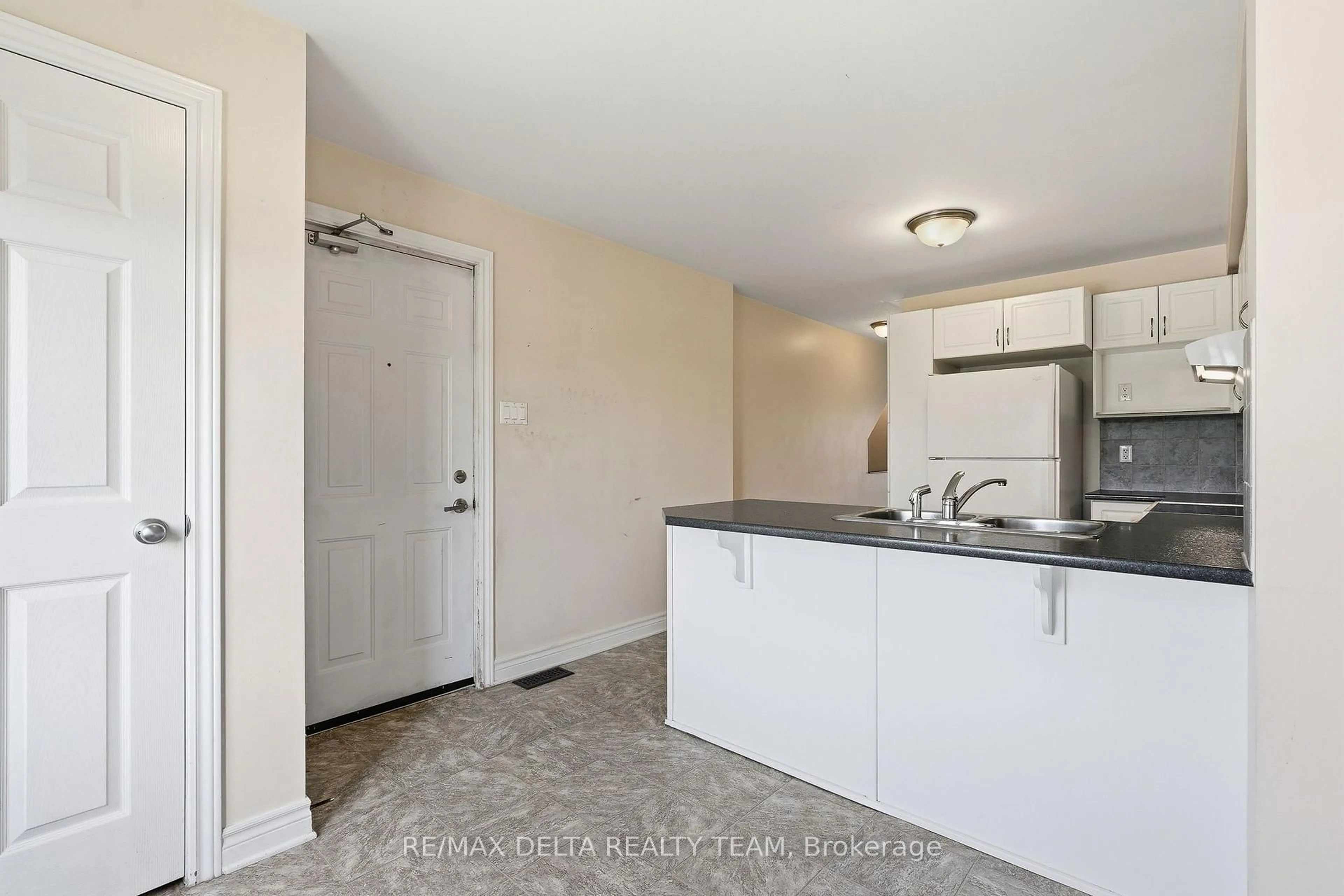 Standard kitchen, unknown for 2333 Esprit Dr #121, Ottawa Ontario K4A 0T4