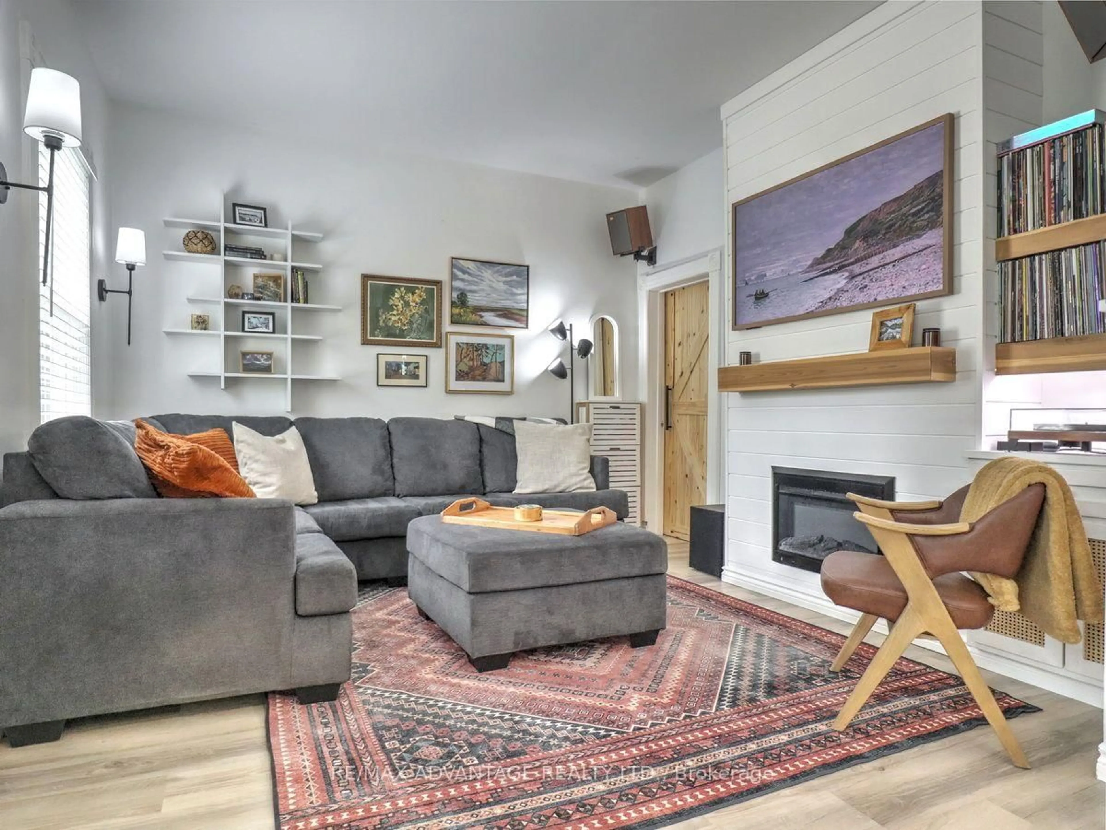 Living room with furniture, unknown for 272 Elgin St, London East Ontario N5Z 2V1
