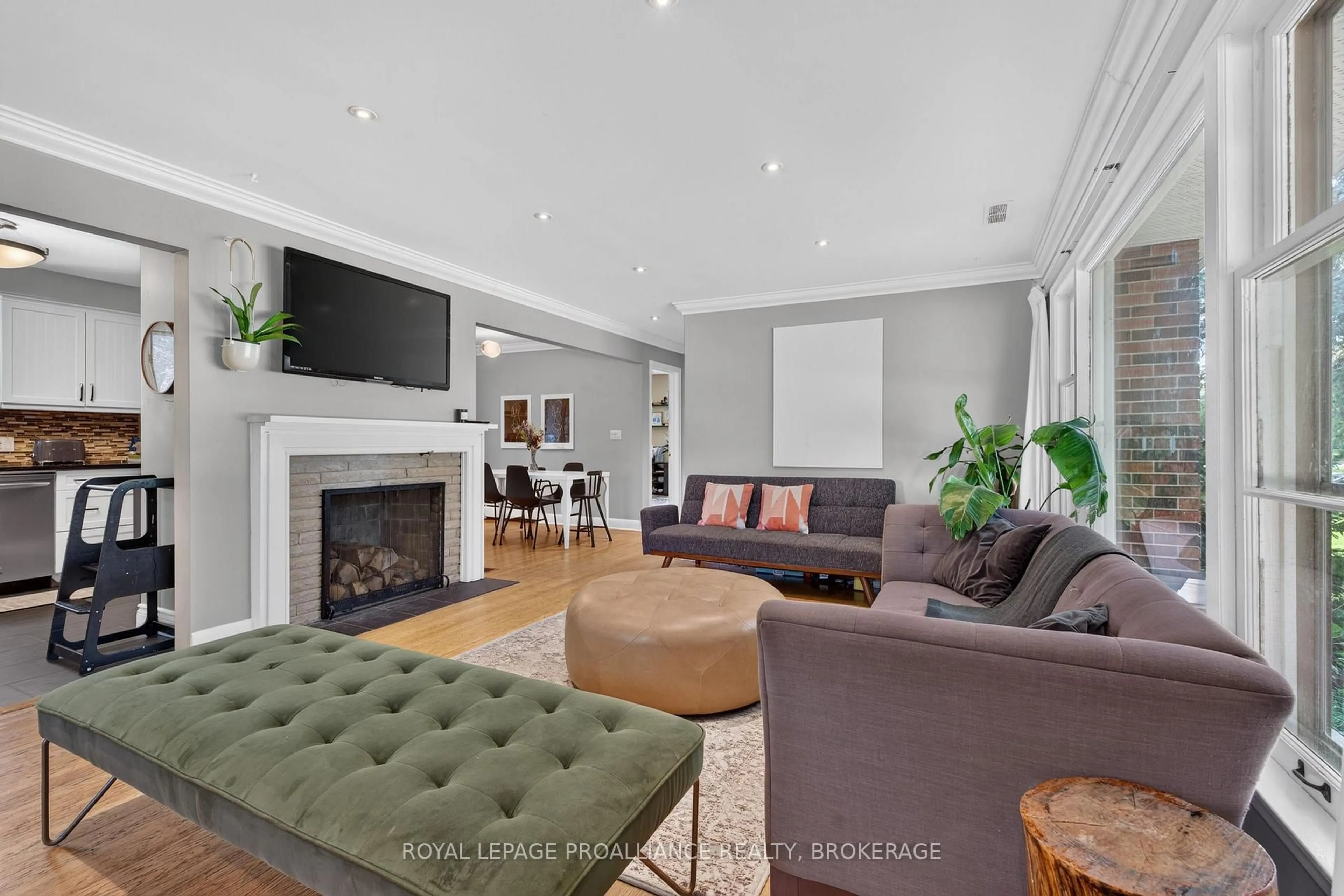 Living room with furniture, unknown for 27 Elizabeth Ave, Kingston Ontario K7M 3G9