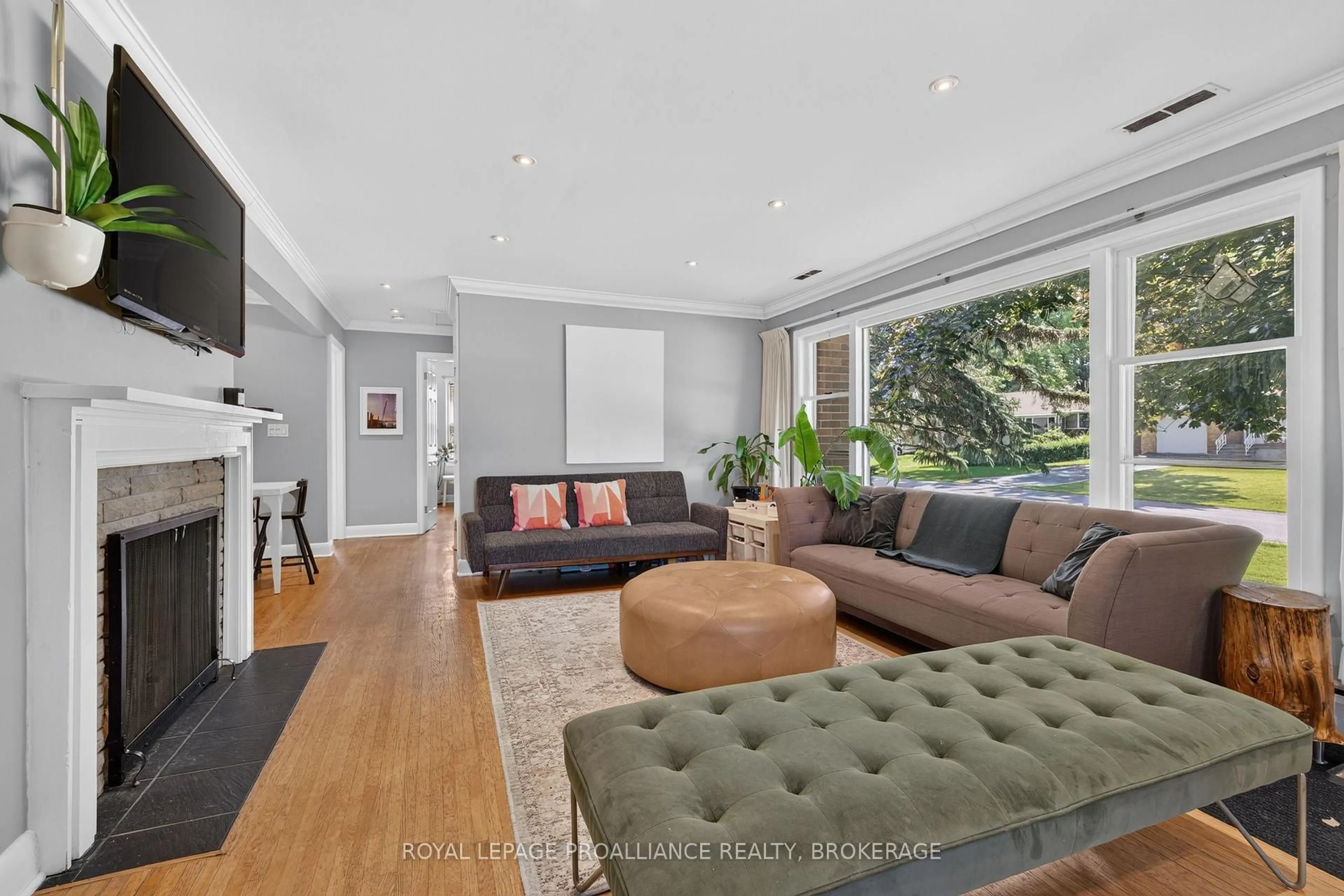 Living room with furniture, unknown for 27 Elizabeth Ave, Kingston Ontario K7M 3G9