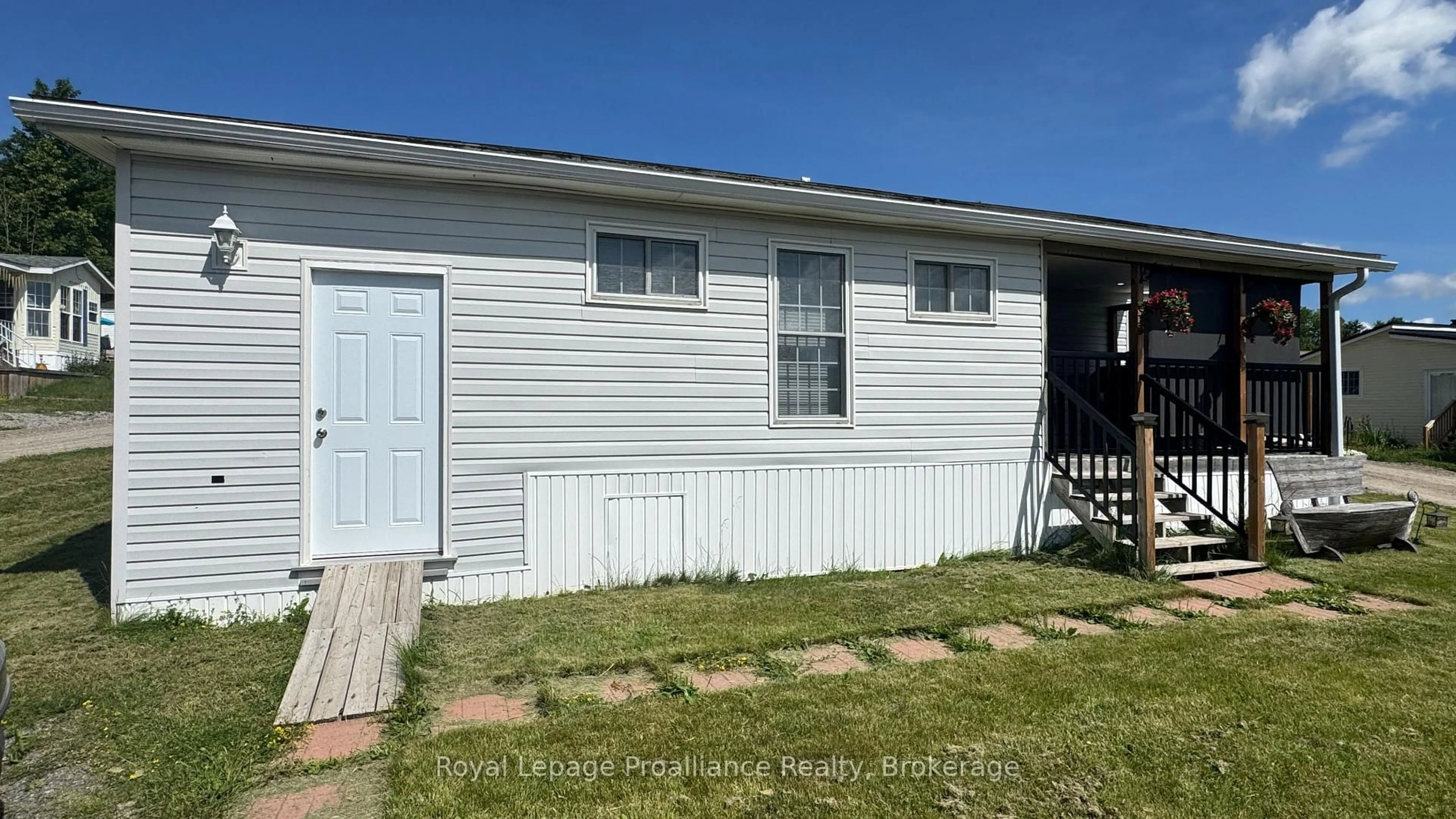 Home with vinyl exterior material, building for 152 Concession 11 Rd, Trent Hills Ontario K0L 1Y0