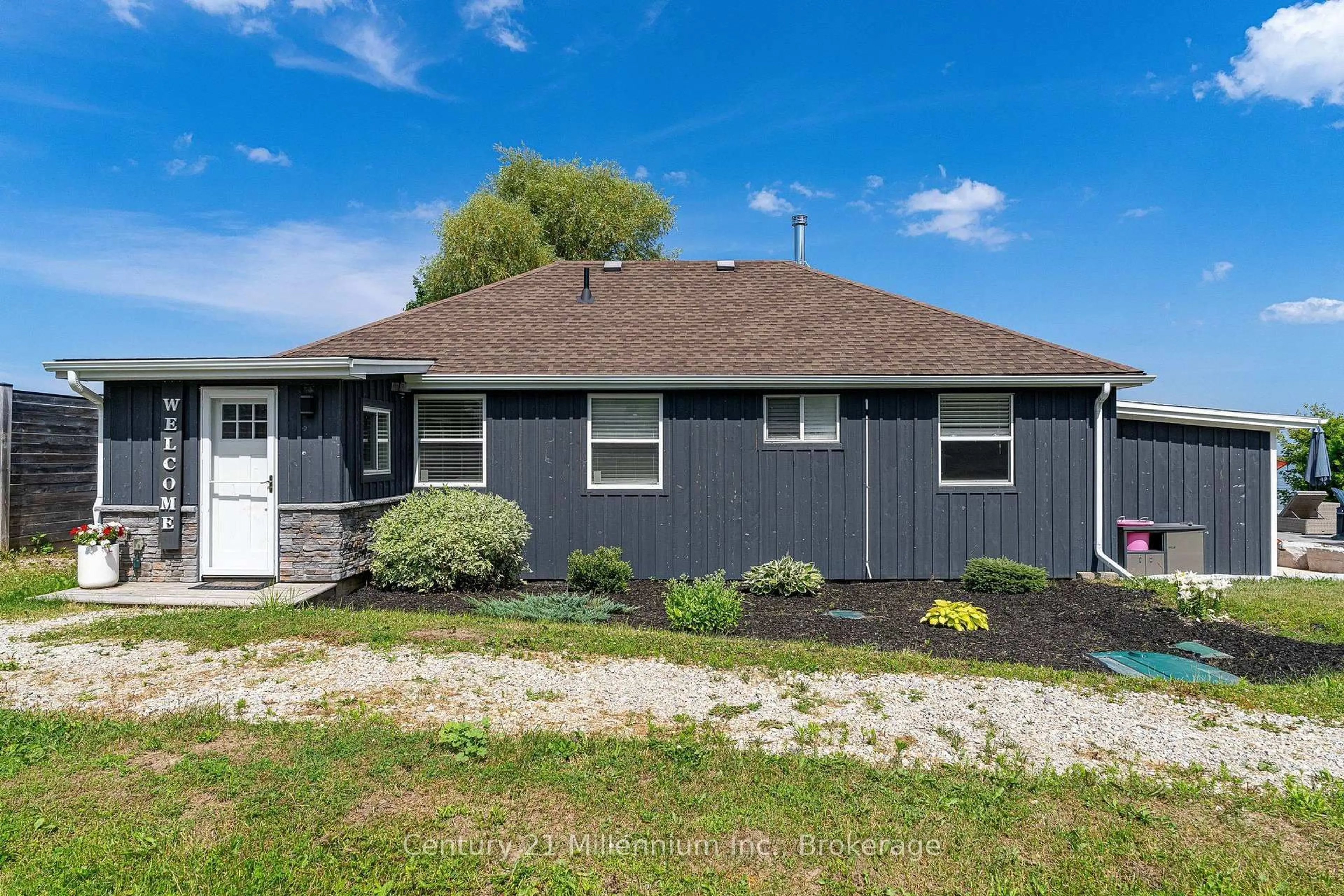Home with vinyl exterior material, street for 247 Georgian Beach Road North Rd, Meaford Ontario N4L 2W5