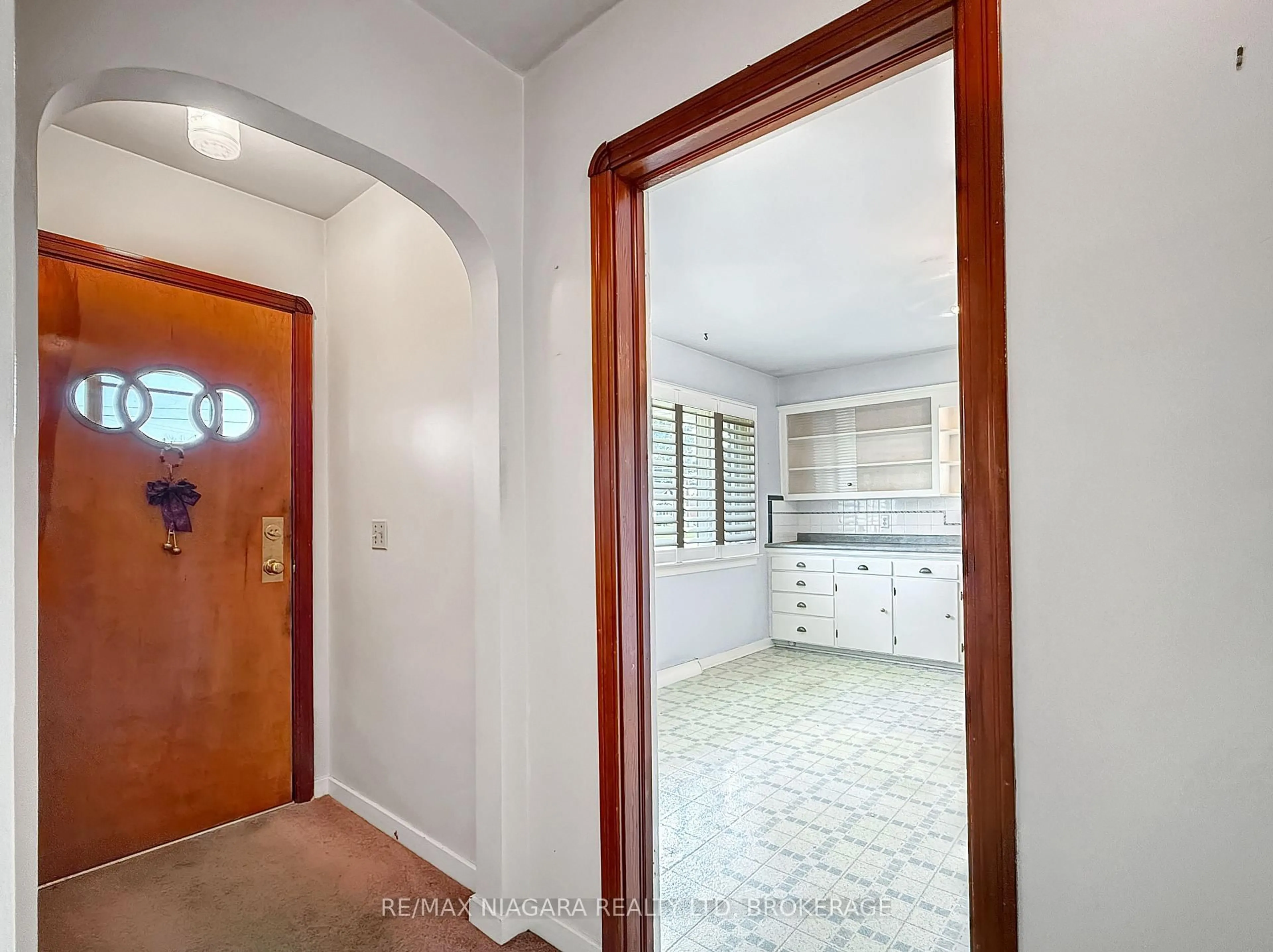Indoor entryway for 232 Walden Blvd, Fort Erie Ontario L2A 1R8