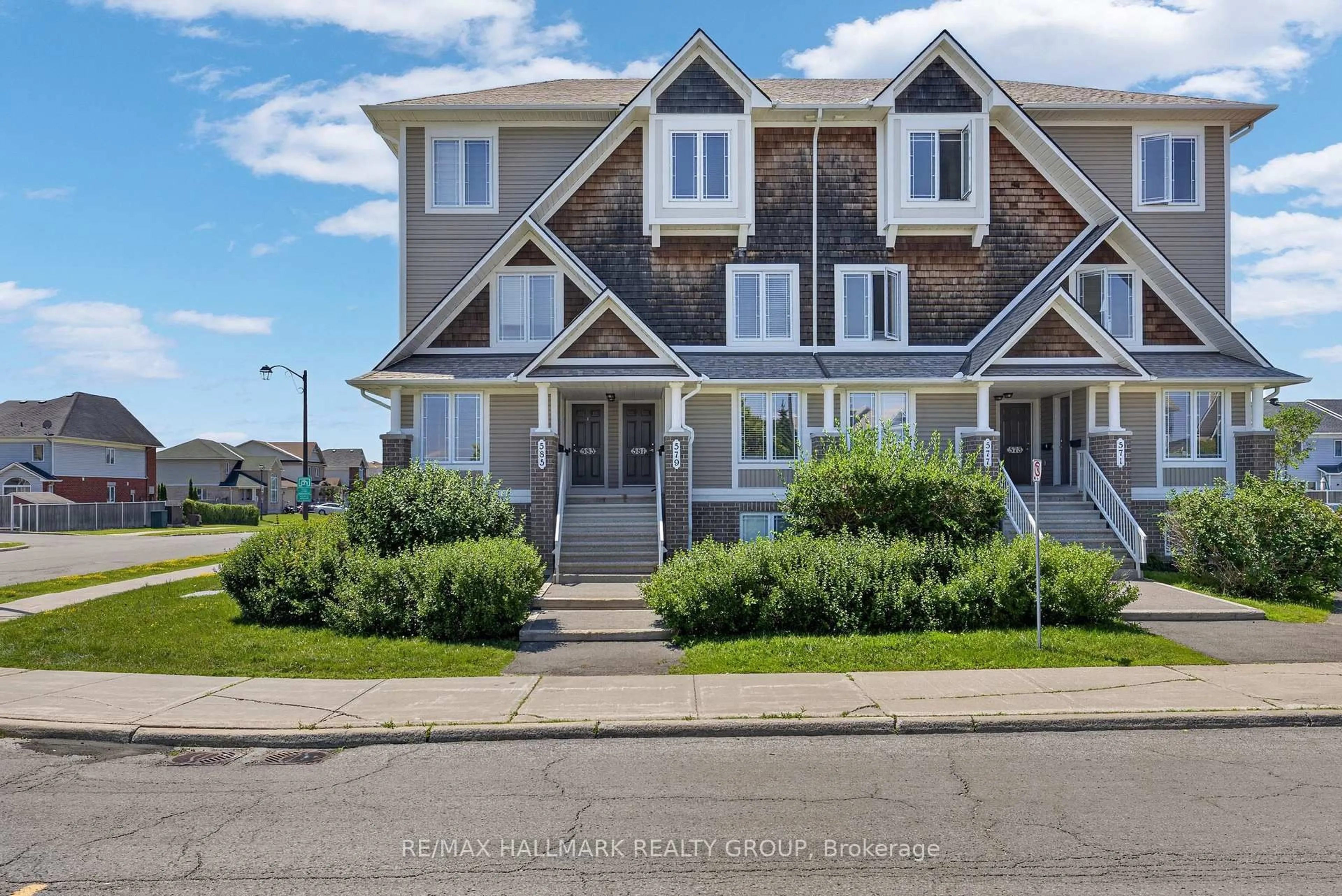 Home with vinyl exterior material, street for 581 Lakeridge Dr #16, Ottawa Ontario K4A 0H4
