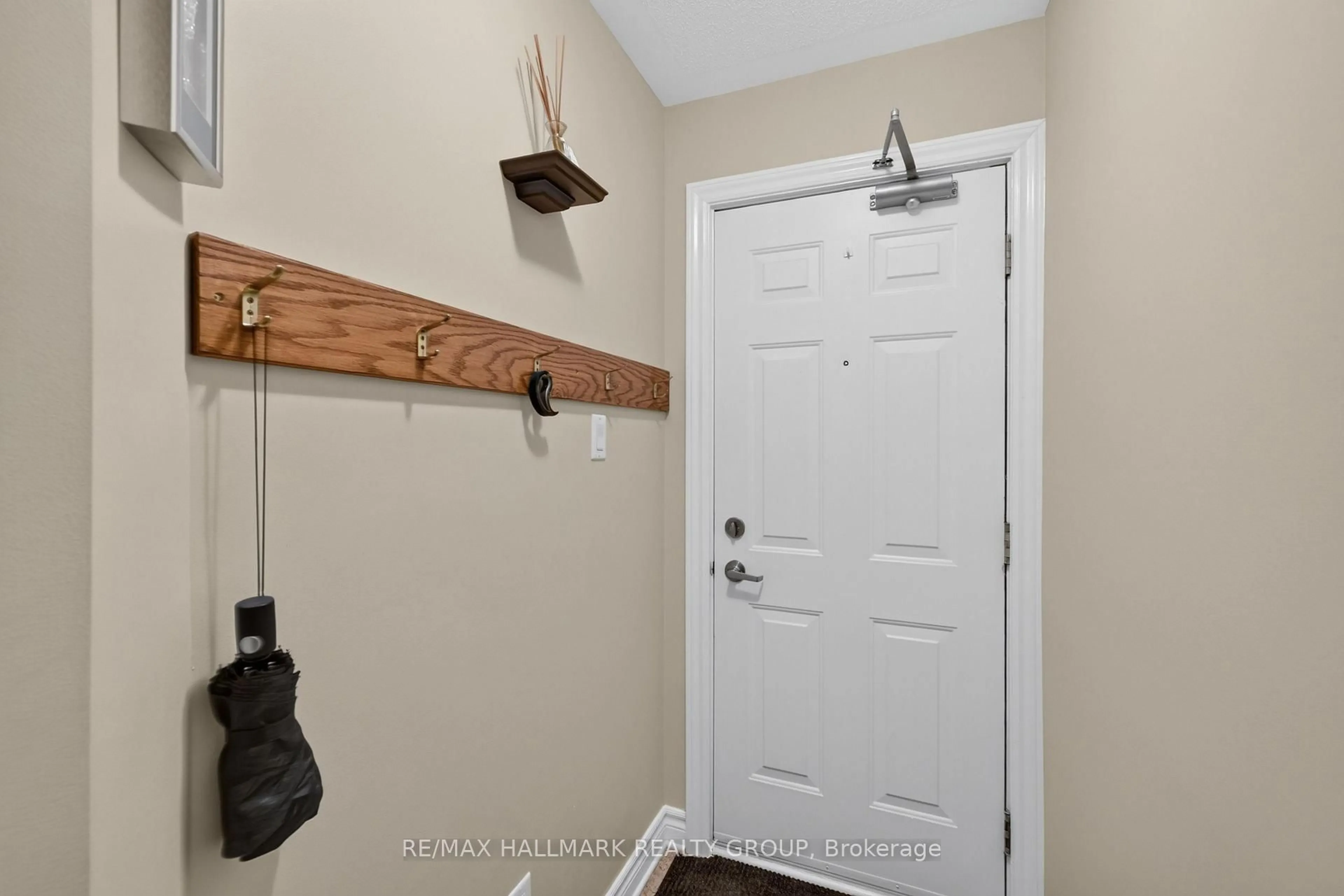 Indoor entryway for 581 Lakeridge Dr #16, Ottawa Ontario K4A 0H4