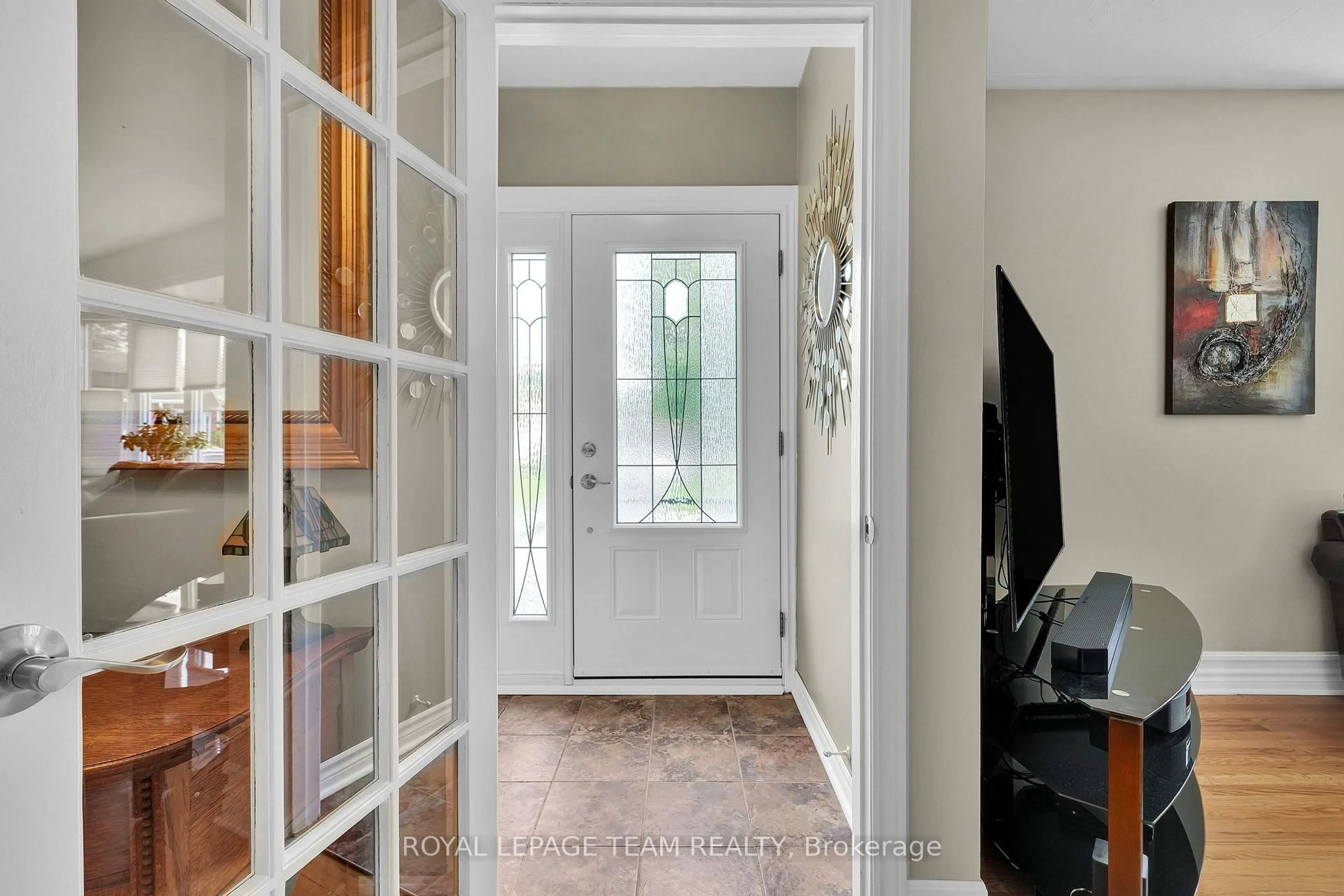Indoor entryway for 2250 Urbandale Dr, Ottawa Ontario K1G 3G6