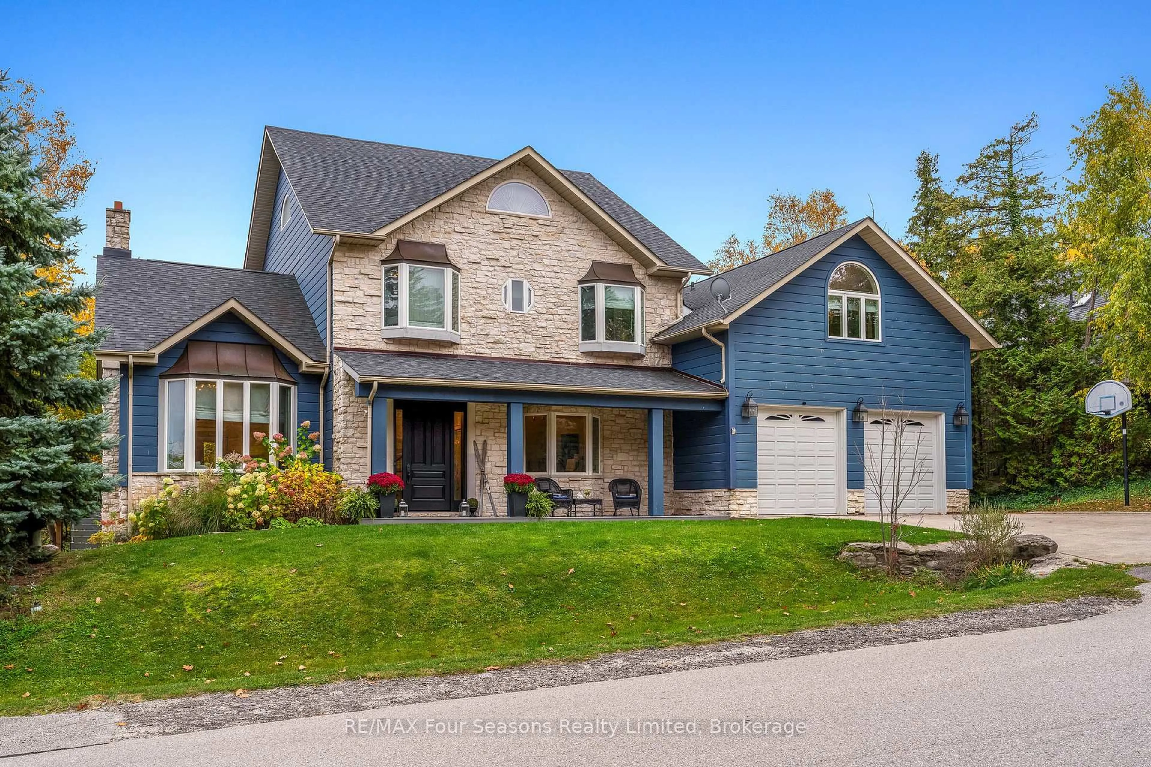 Home with vinyl exterior material, street for 149 Aspen Way, Blue Mountains Ontario L9Y 0S7