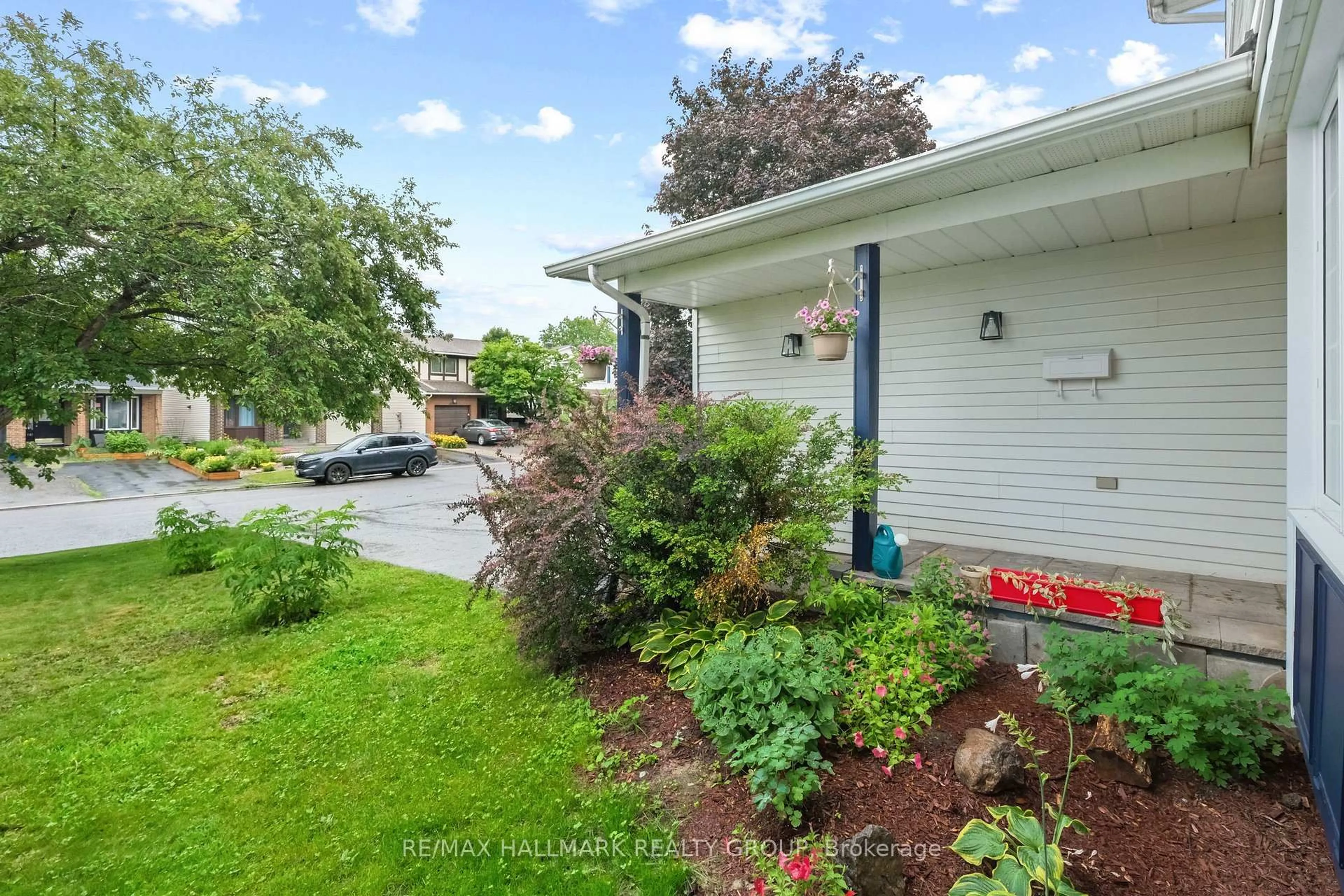A pic from outside/outdoor area/front of a property/back of a property/a pic from drone, street for 6398 Glen Knolls Dr, Orleans Ontario K1C 2X2