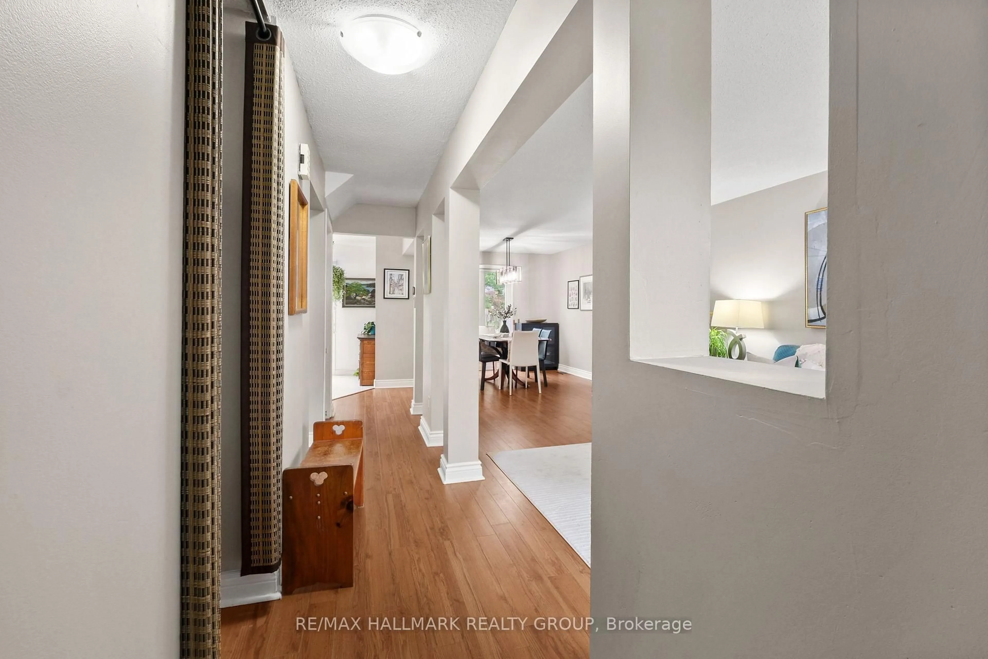 Indoor entryway for 6398 Glen Knolls Dr, Orleans Ontario K1C 2X2