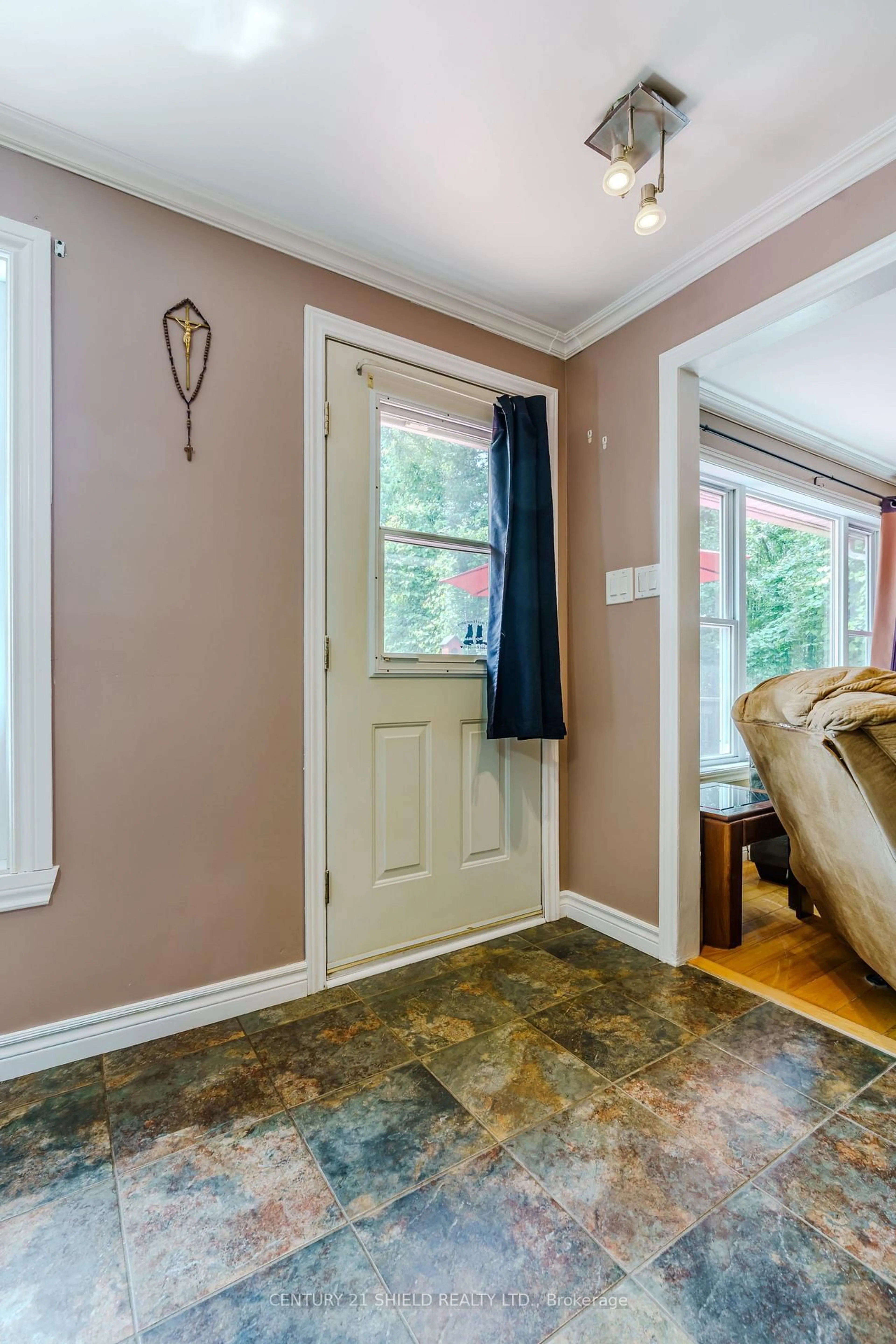 Indoor entryway for 19155 County 43 Rd, North Glengarry Ontario K0C 1A0