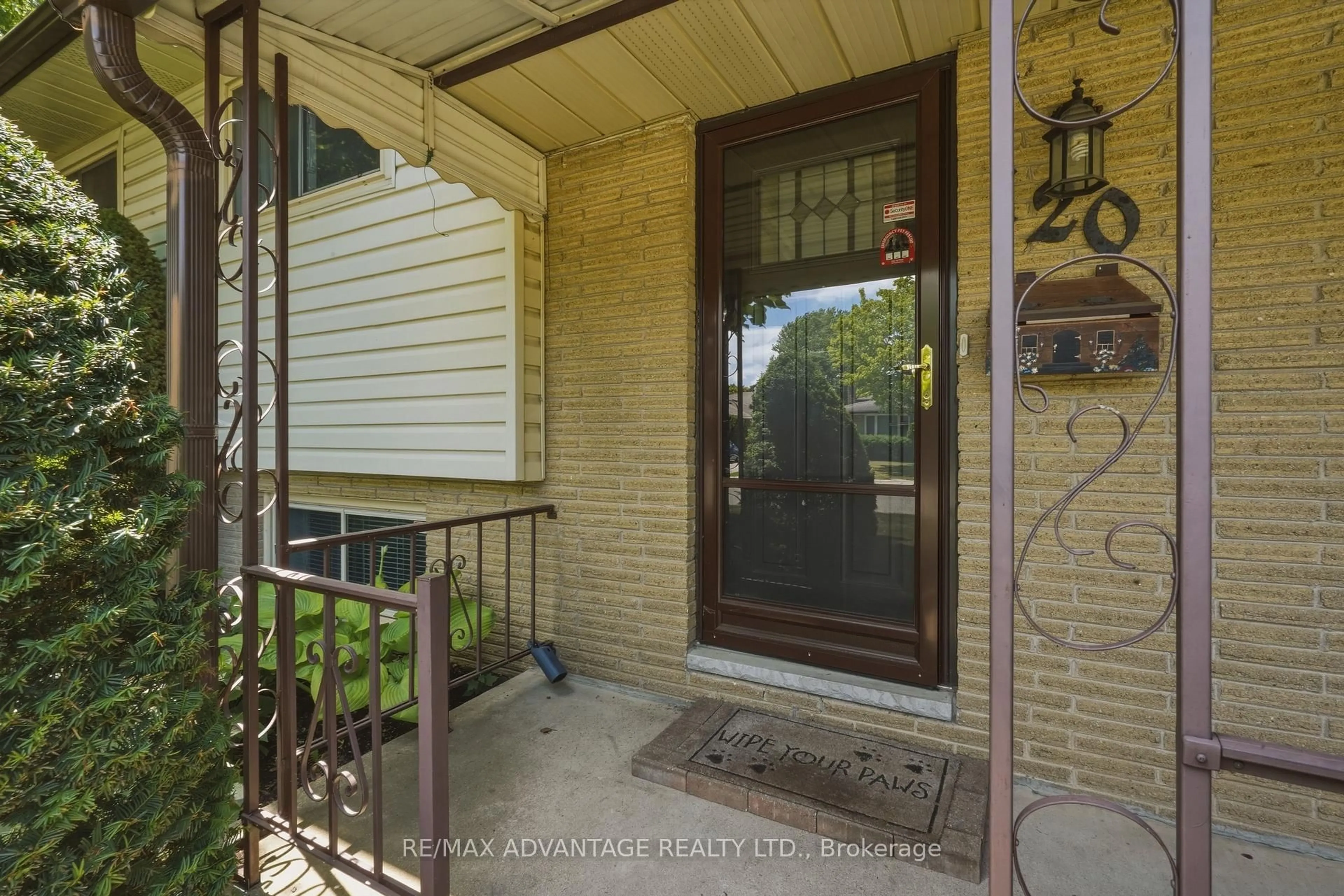 Indoor entryway for 120 Champlain Cres, London East Ontario N5V 1H1