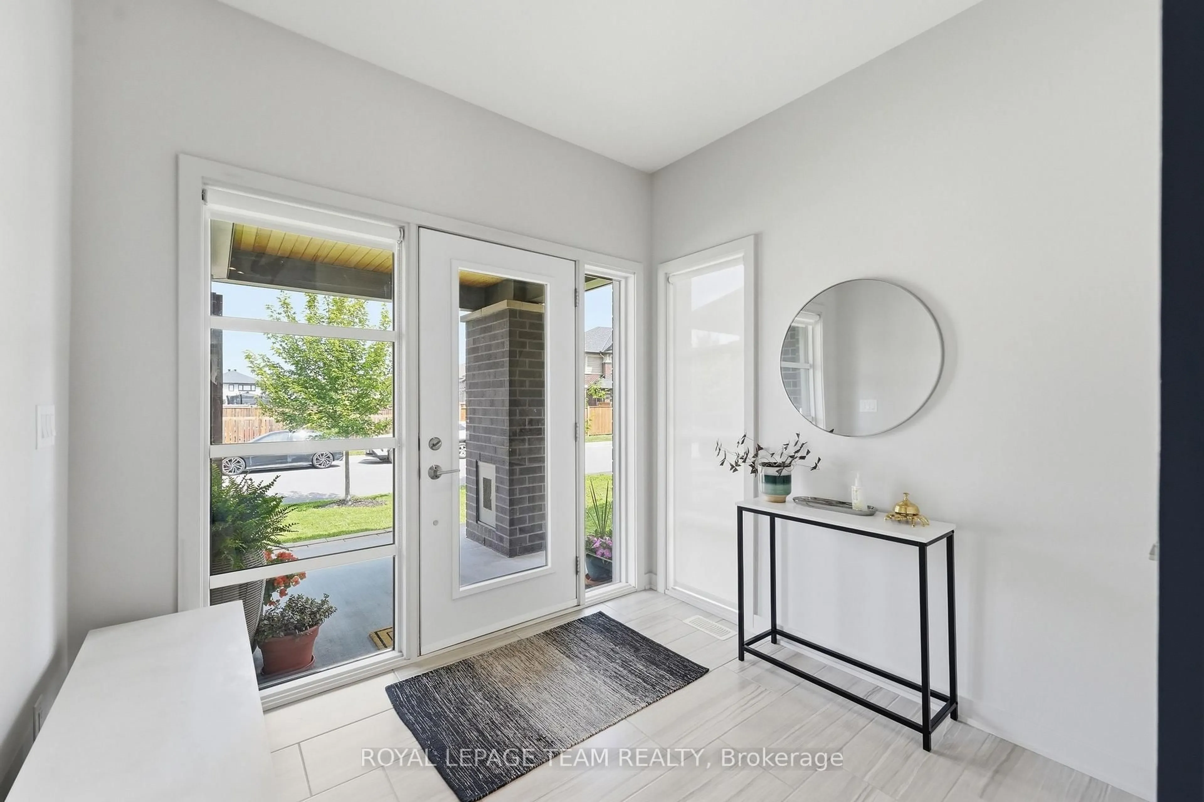 Indoor entryway for 862 Quartet Ave, Ottawa Ontario K1X 0C7