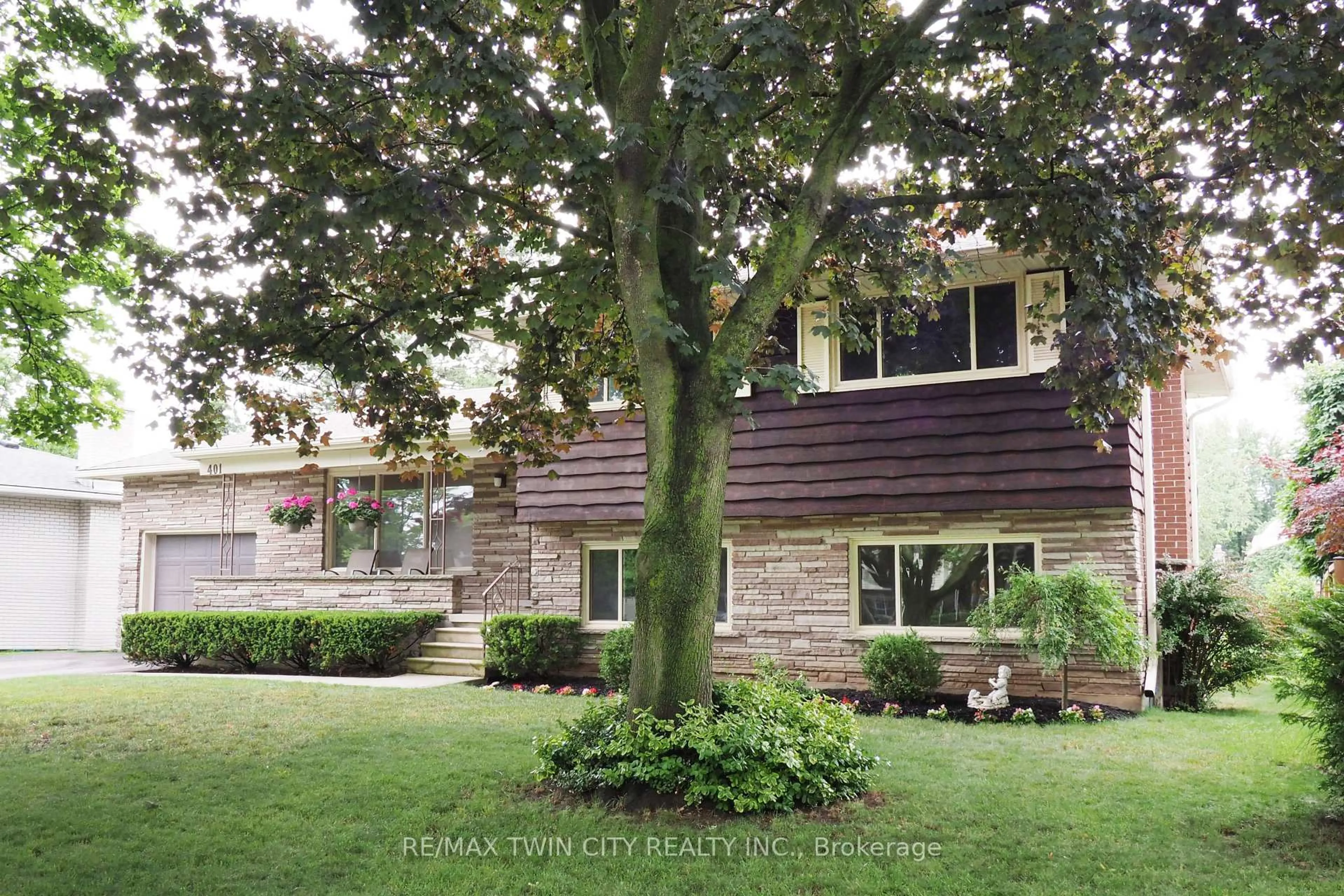 Home with brick exterior material, street for 401 Forest Hill Dr, Kitchener Ontario N2M 4H3