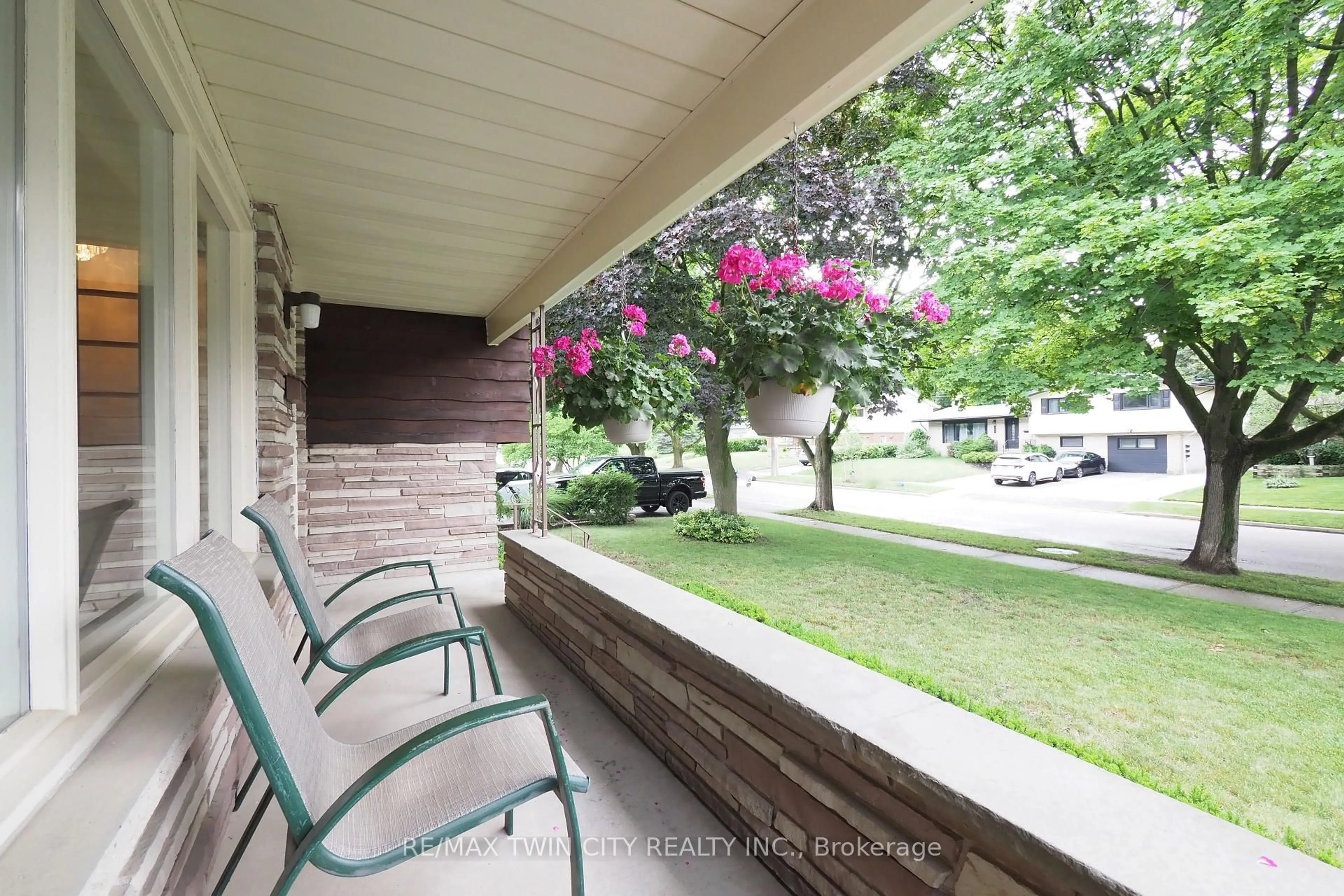 Patio, street for 401 Forest Hill Dr, Kitchener Ontario N2M 4H3