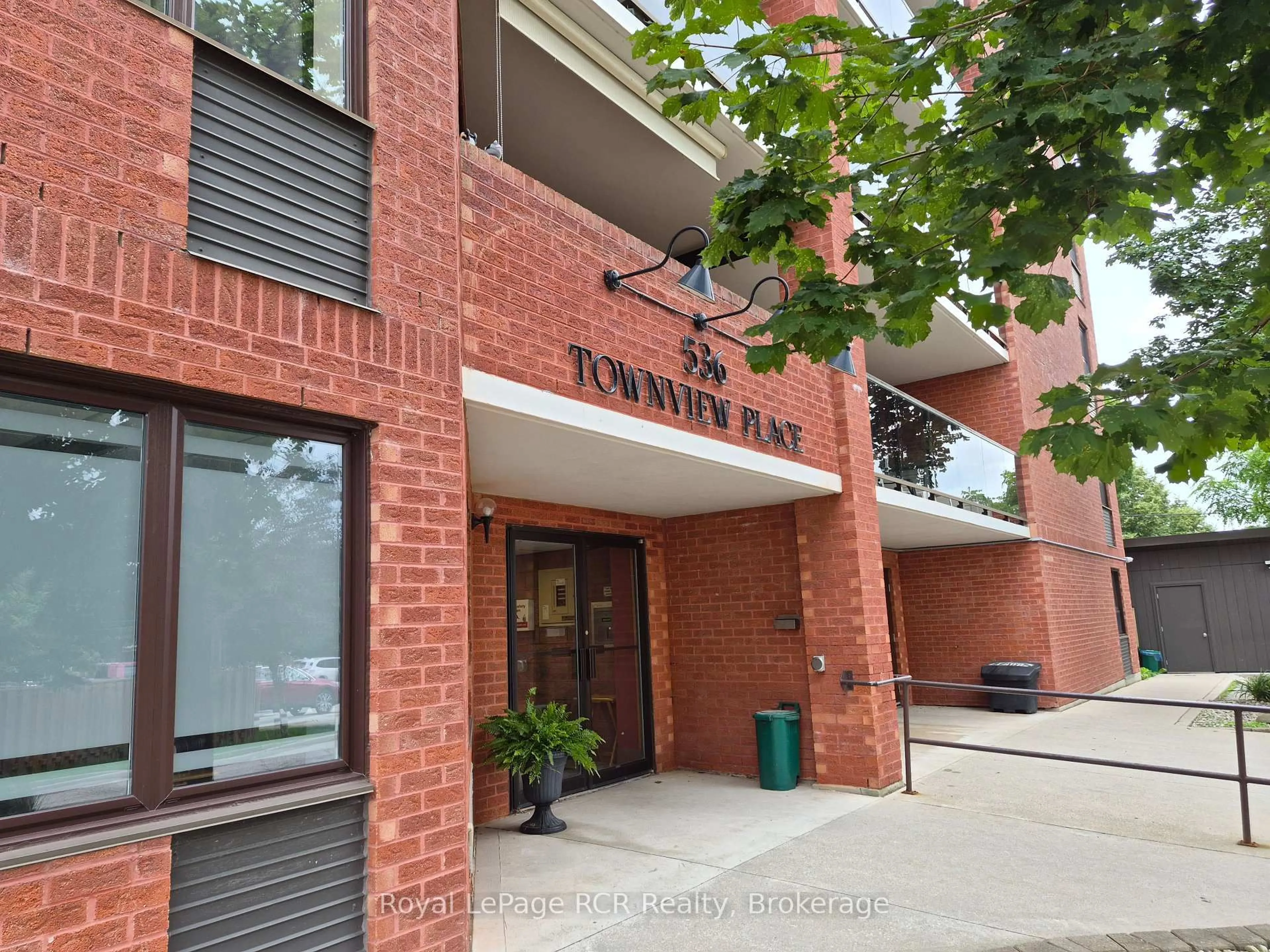 Indoor foyer for 536 11th Ave #102, Hanover Ontario N4N 2S4