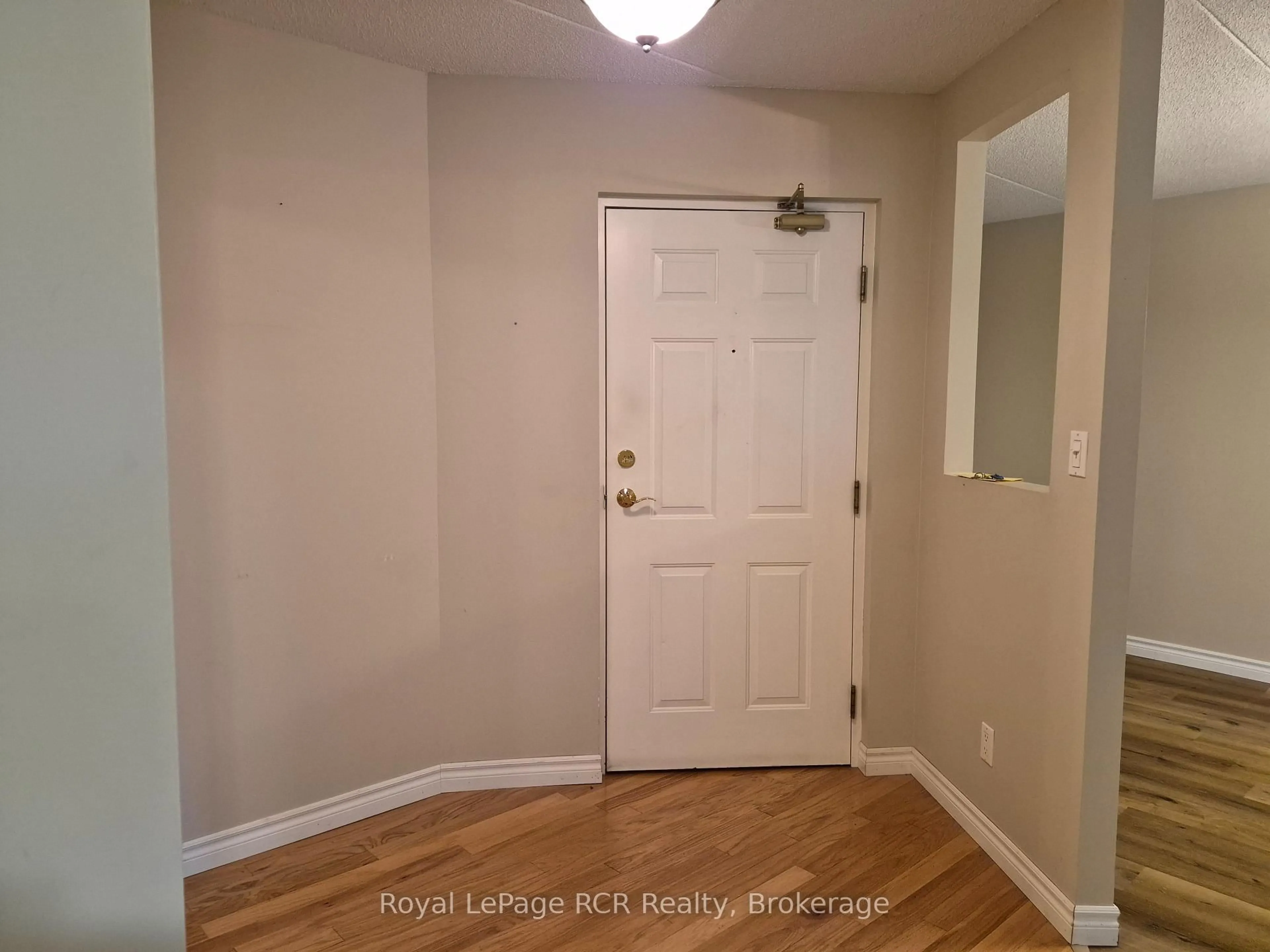 Indoor entryway for 536 11th Ave #102, Hanover Ontario N4N 2S4