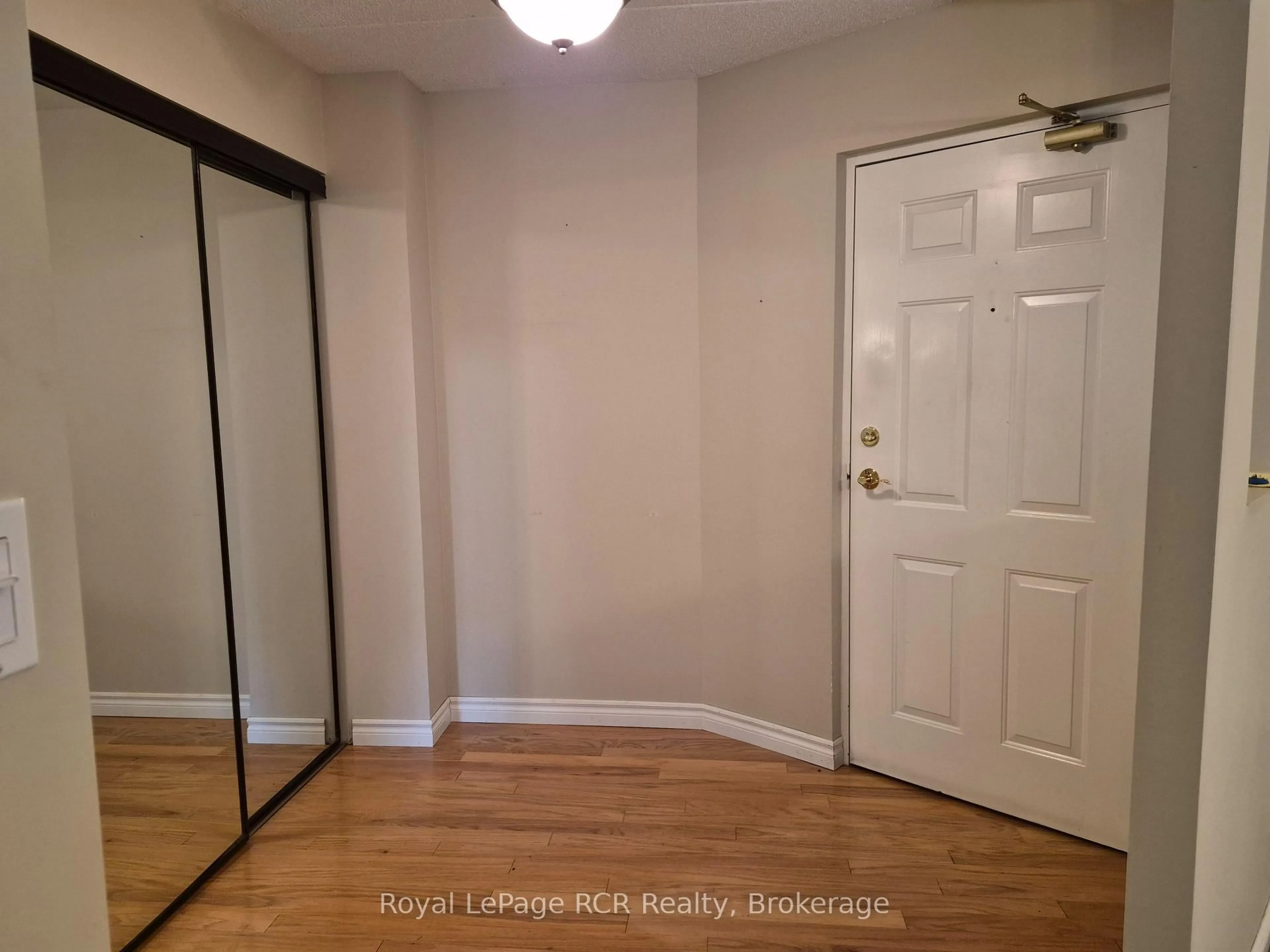Indoor entryway for 536 11th Ave #102, Hanover Ontario N4N 2S4