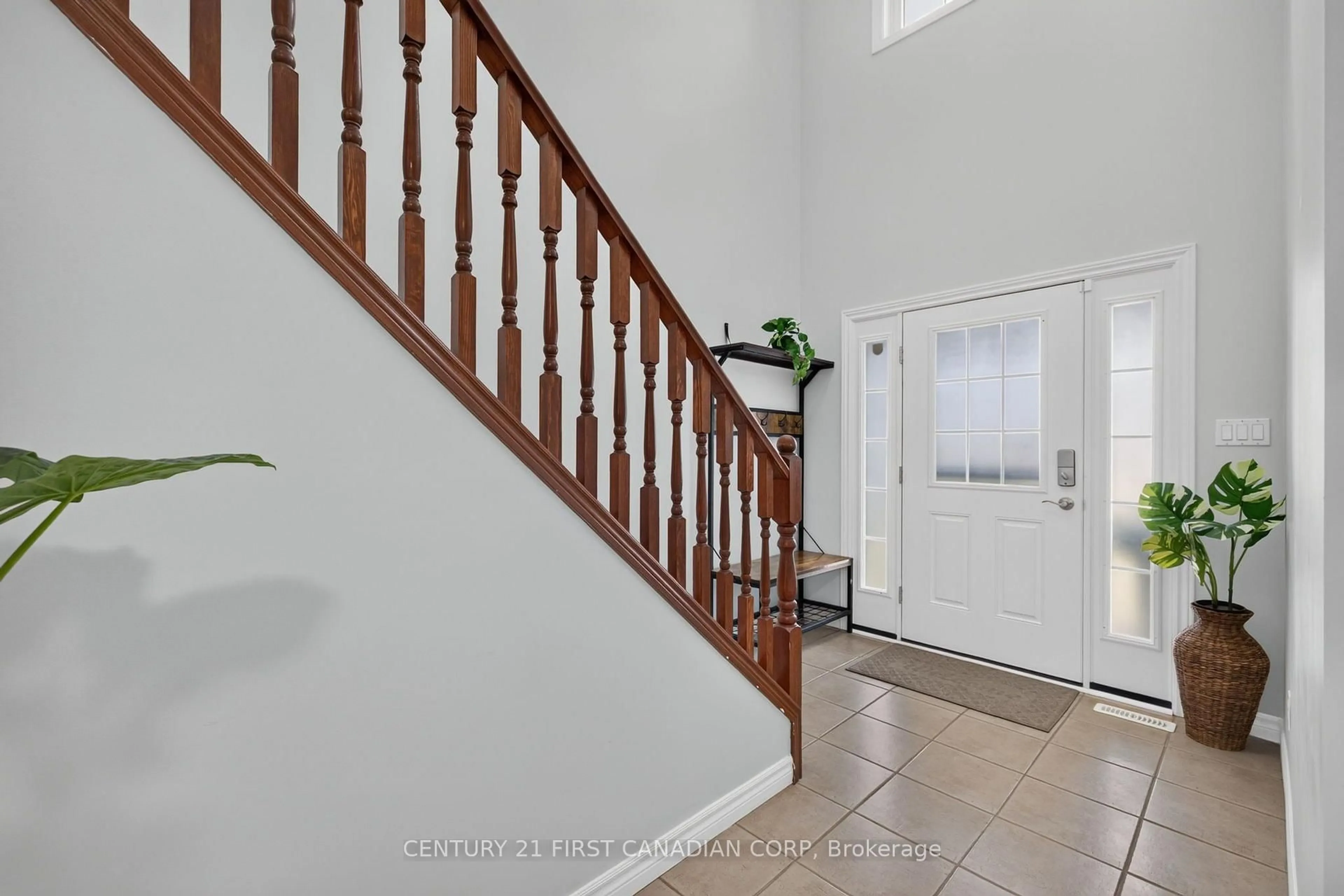 Indoor foyer for 1213 Smither Rd, London North Ontario N6G 0C2