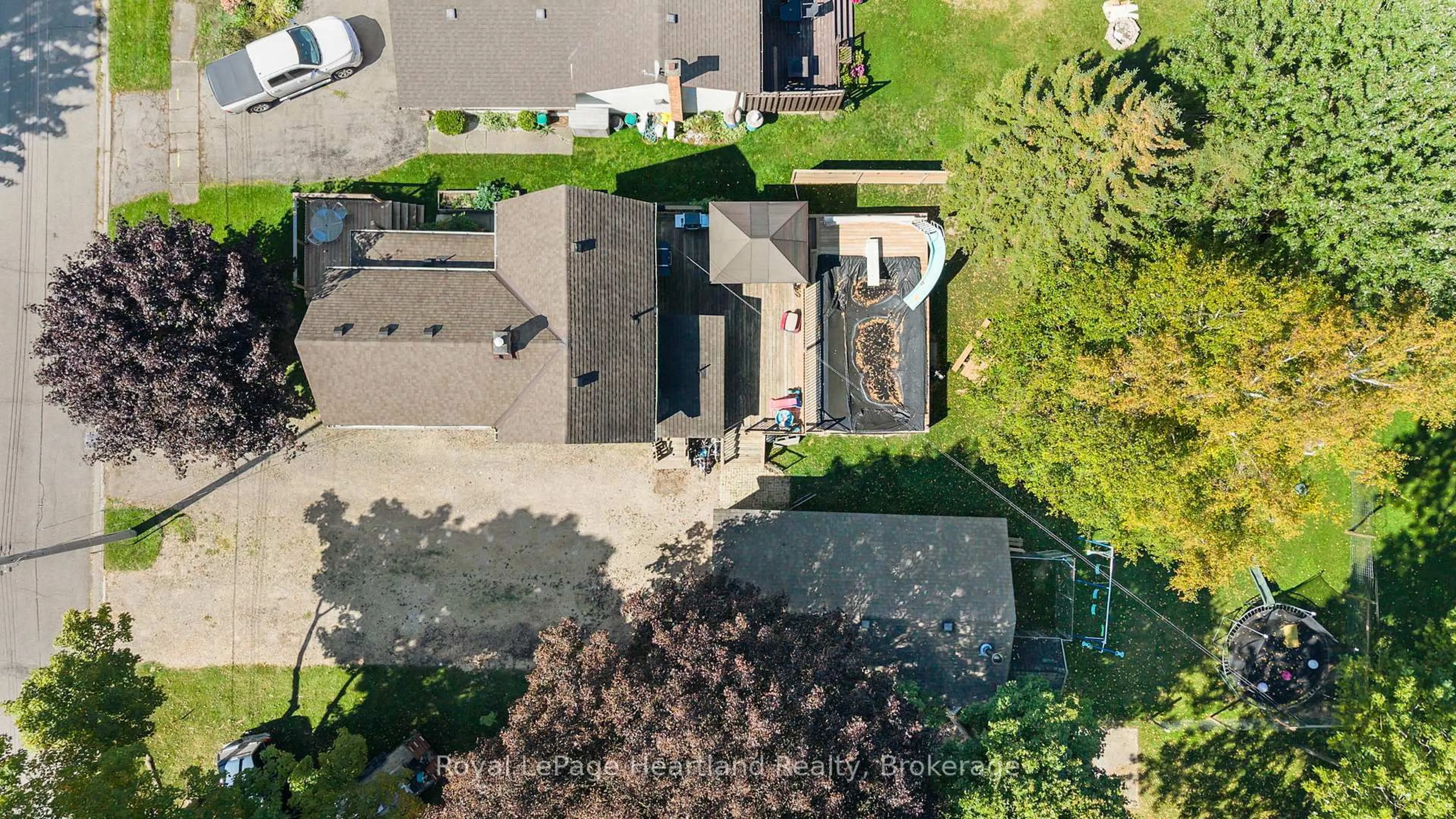 A pic from outside/outdoor area/front of a property/back of a property/a pic from drone, street for 555 RAGLAN St, Minto Ontario N0G 2P0