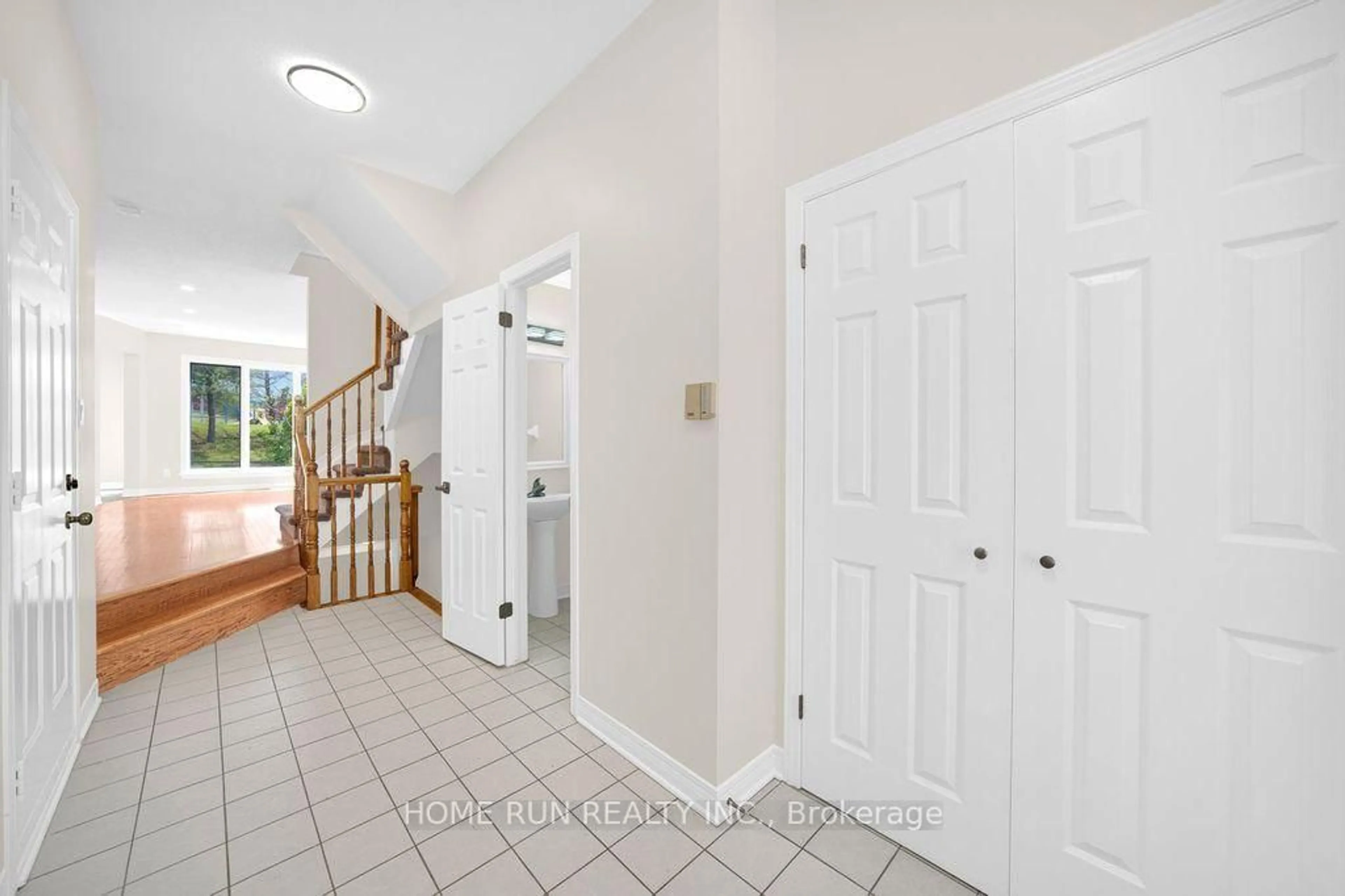 Indoor entryway for 102 Kimberwick Cres, Ottawa Ontario K1V 1K7
