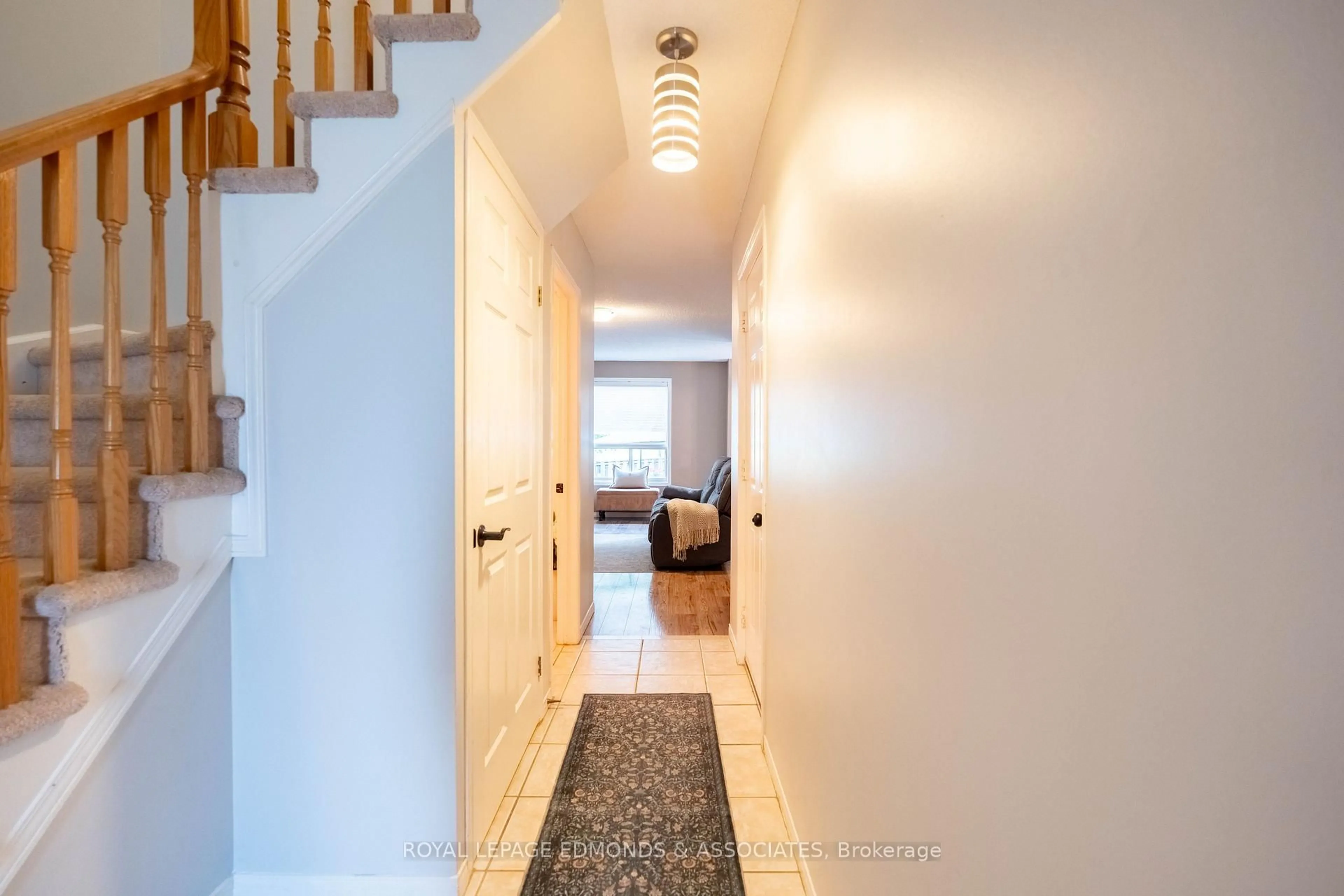 Indoor entryway for 565 Rymal Rd #37, Hamilton Ontario L8W 3Y3