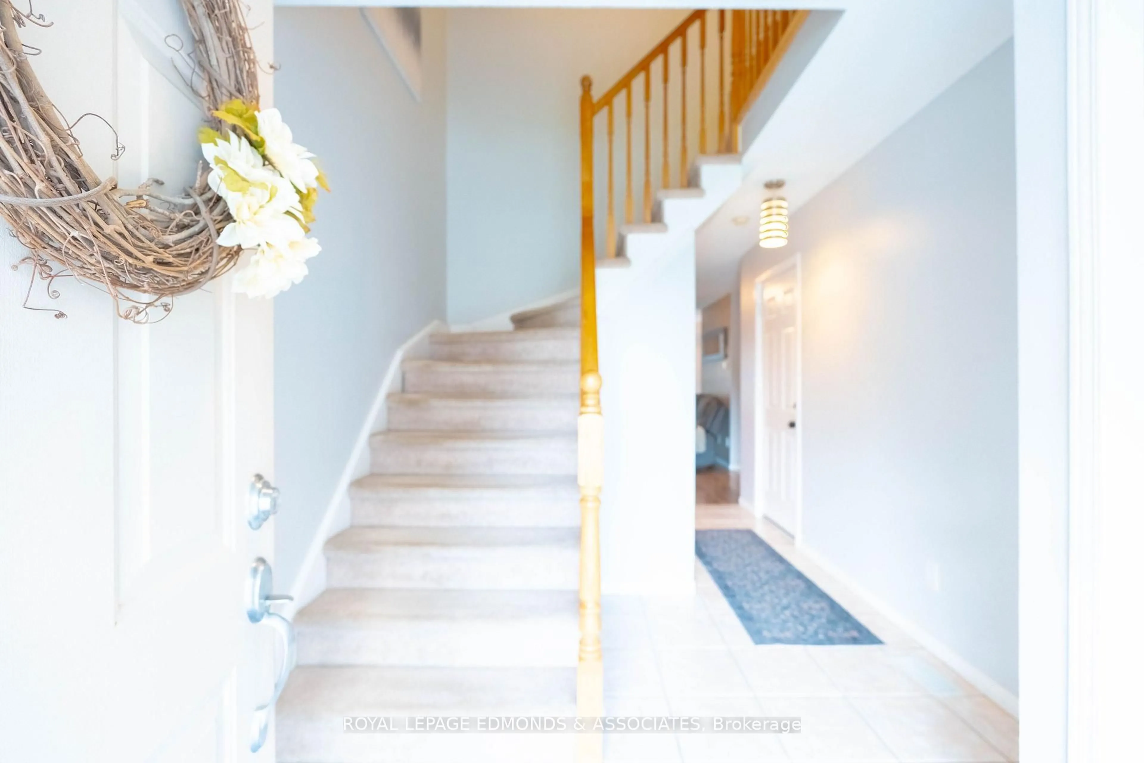 Indoor foyer for 565 Rymal Rd #37, Hamilton Ontario L8W 3Y3