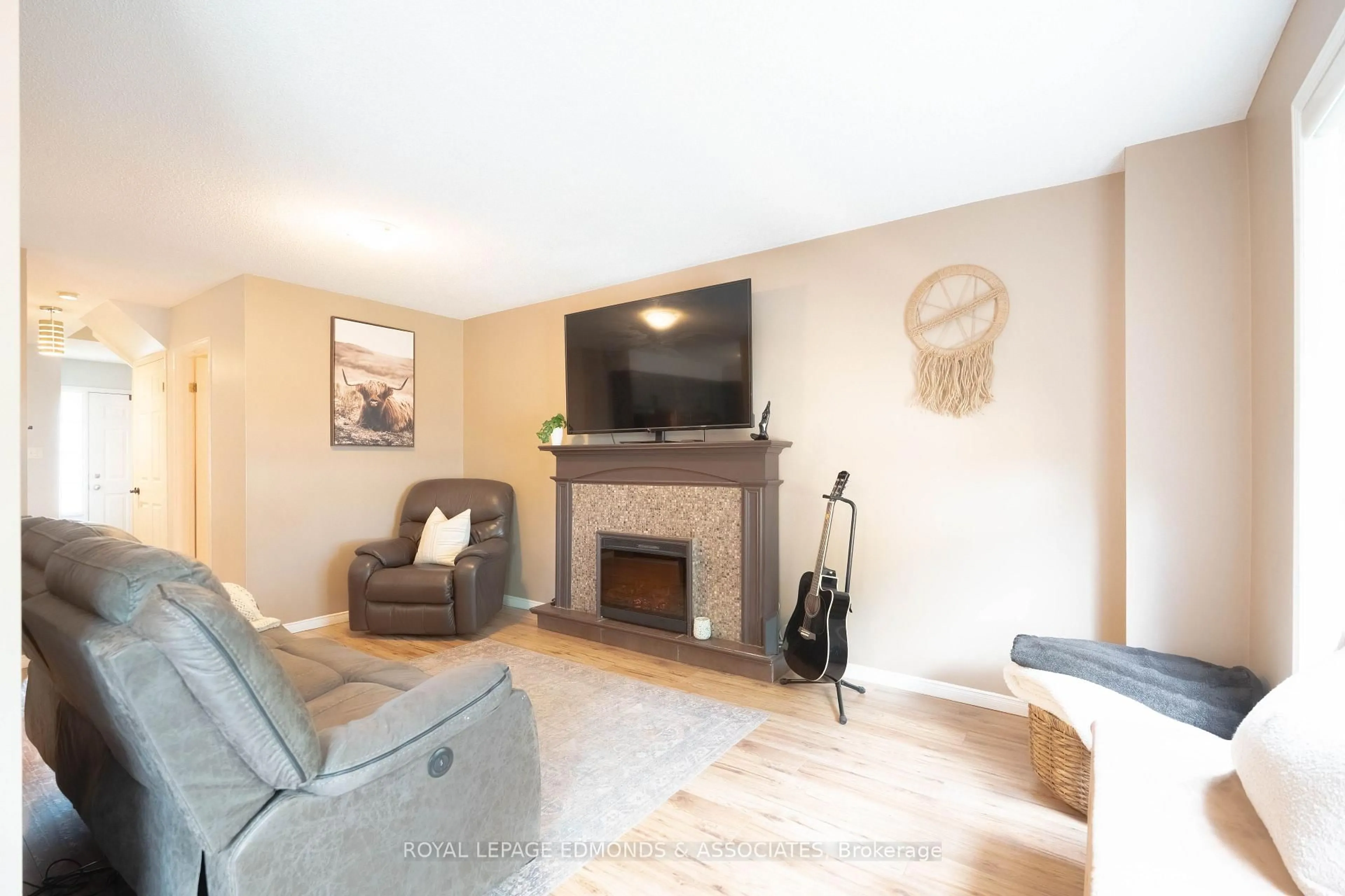 Living room with furniture, unknown for 565 Rymal Rd #37, Hamilton Ontario L8W 3Y3