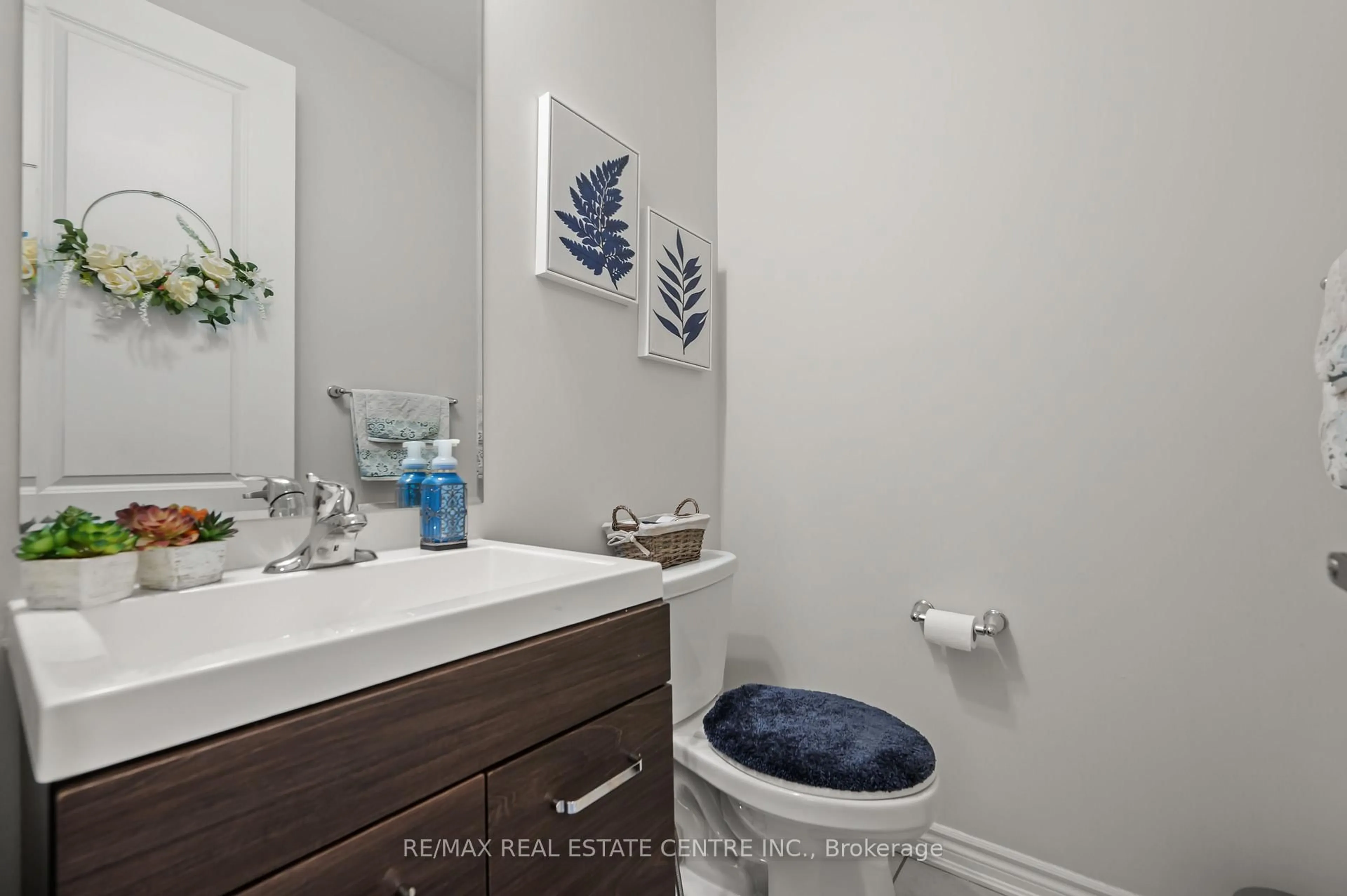 Contemporary bathroom, ceramic/tile floor for 12 Dressage Tr, Cambridge Ontario N3E 0C3