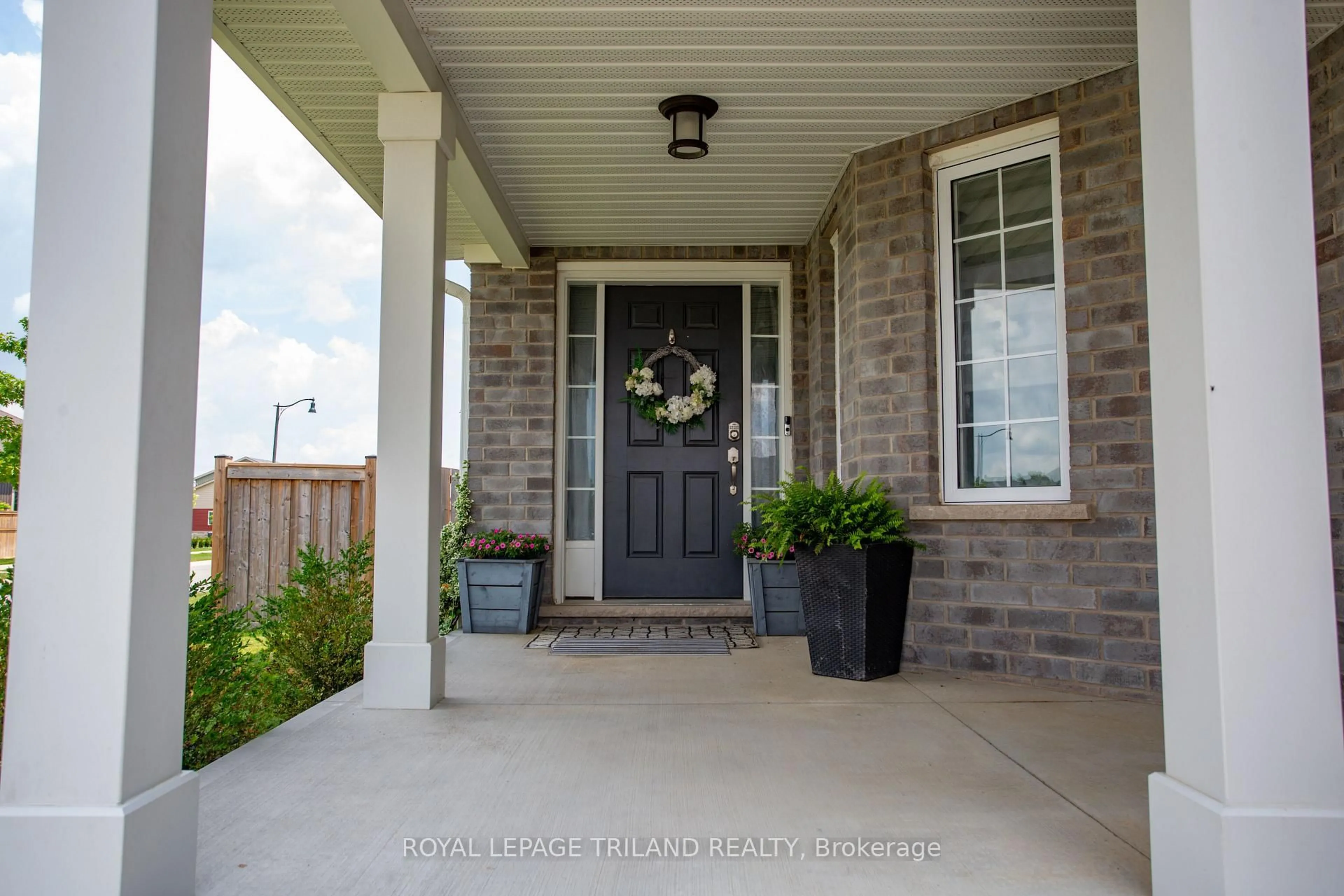 Indoor entryway for 1 Acorn Tr, St. Thomas Ontario N5R 0H5