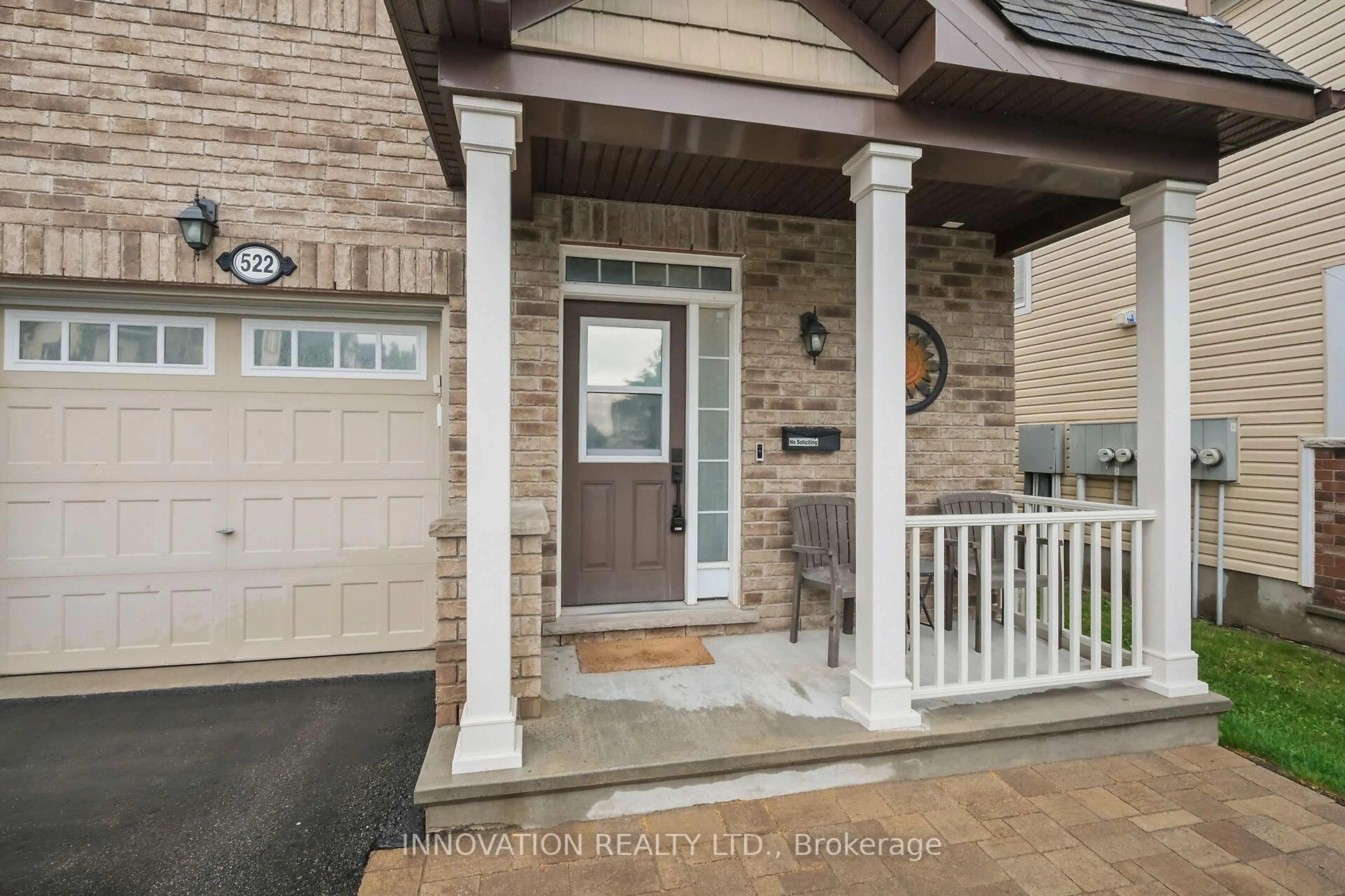 Indoor entryway for 522 Meadowcreek Circ, Ottawa Ontario K2M 0J9