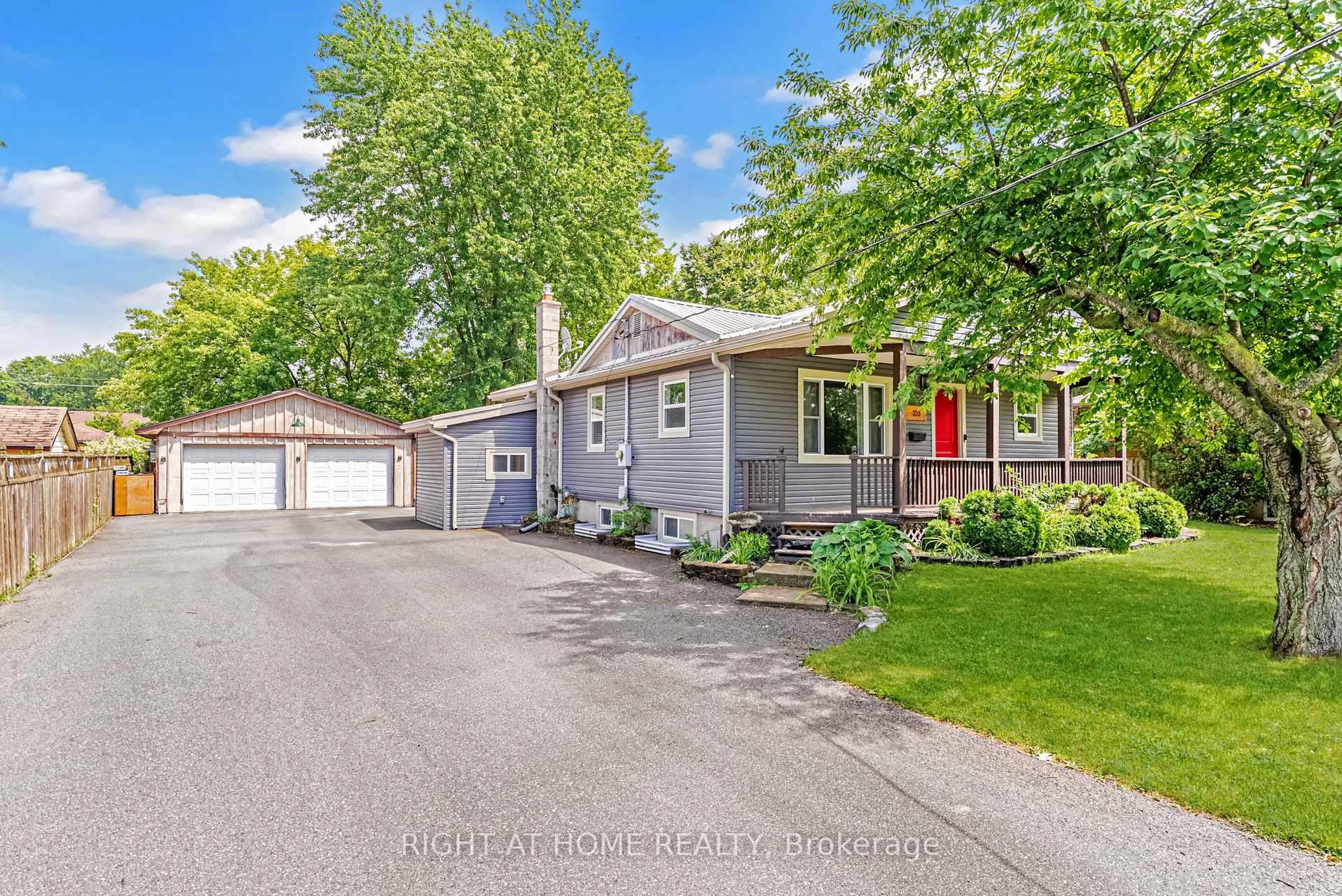 A pic from outside/outdoor area/front of a property/back of a property/a pic from drone, street for 273 Alma St, St. Thomas Ontario N5P 3B9