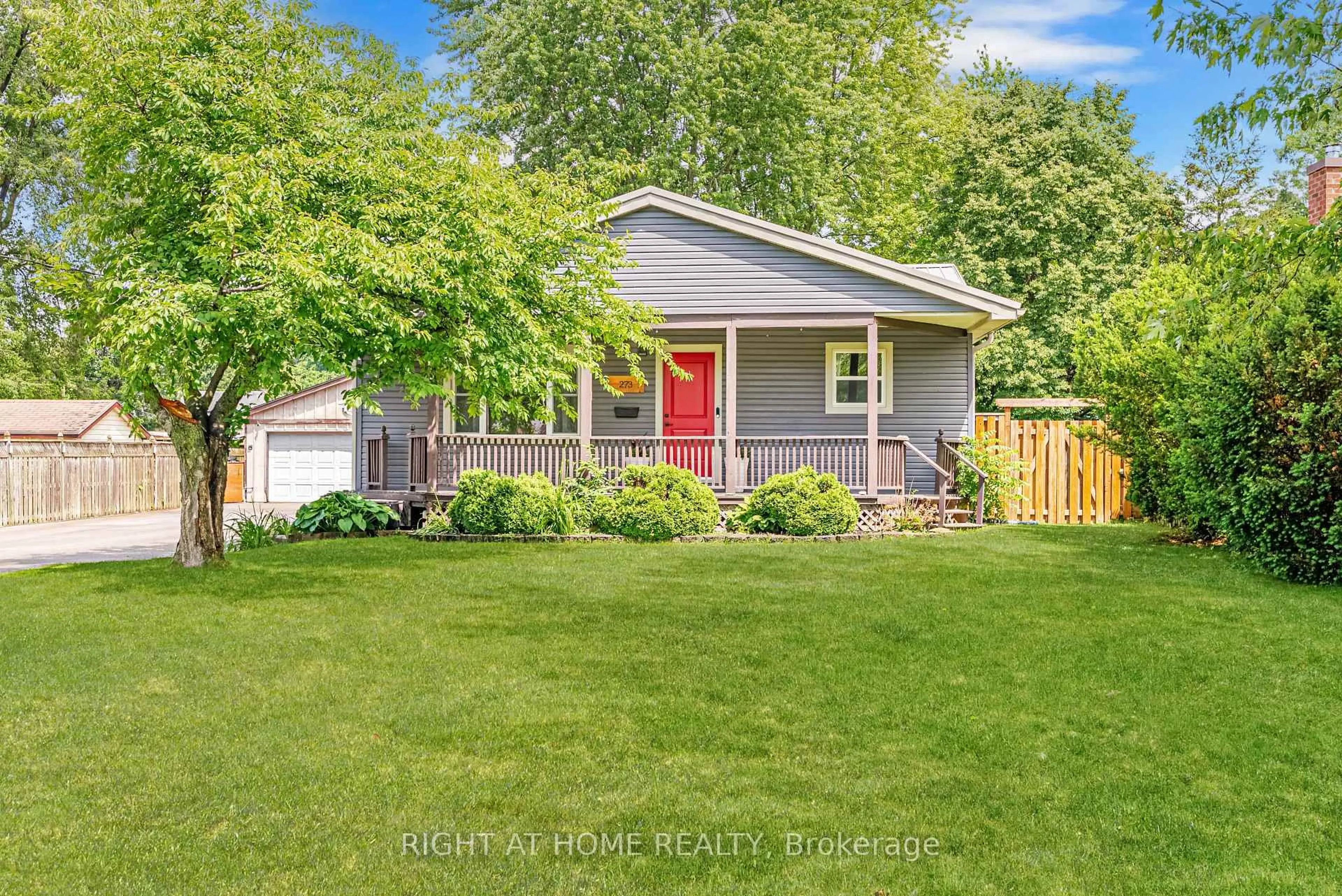 Home with vinyl exterior material, street for 273 Alma St, St. Thomas Ontario N5P 3B9
