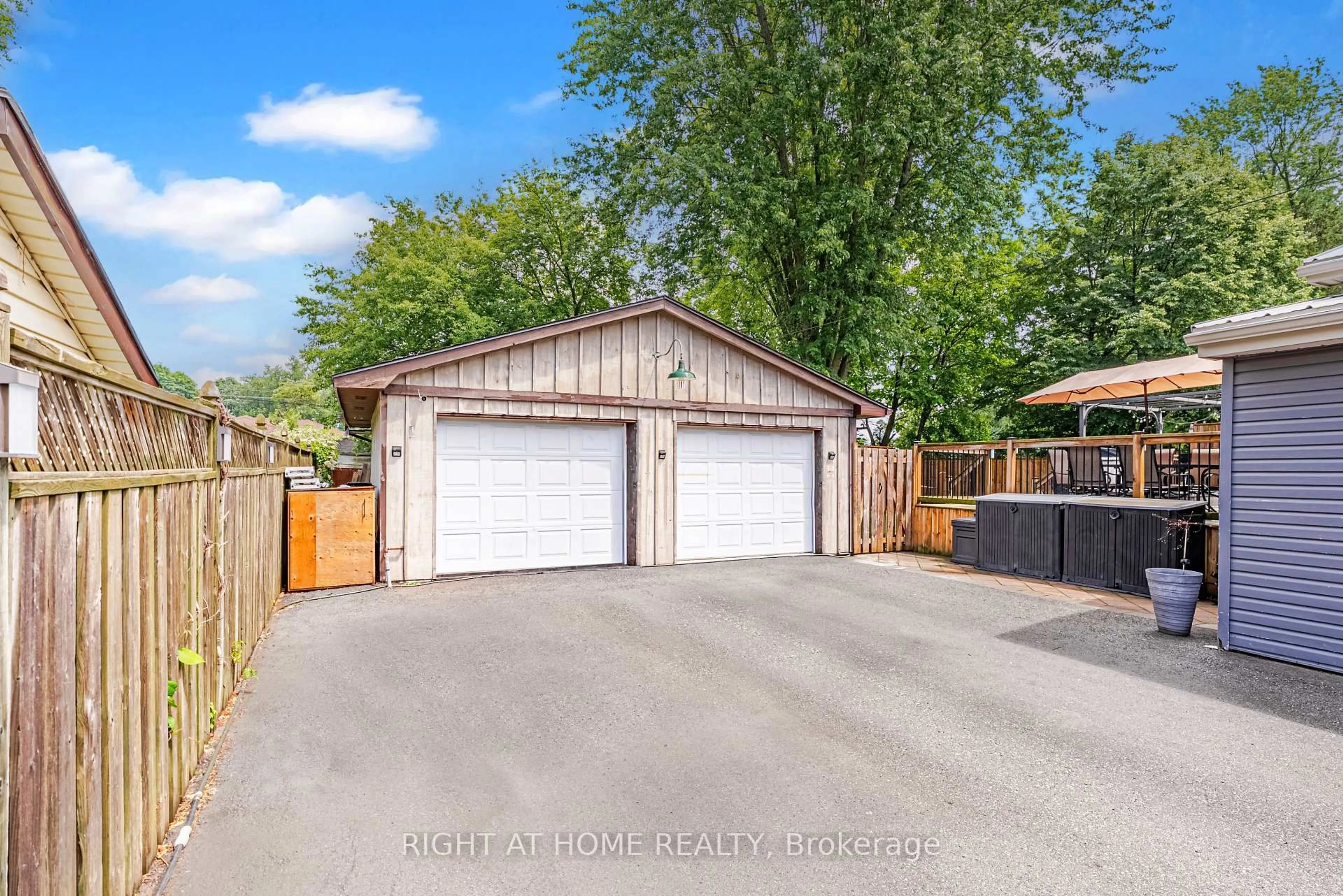 Indoor garage for 273 Alma St, St. Thomas Ontario N5P 3B9