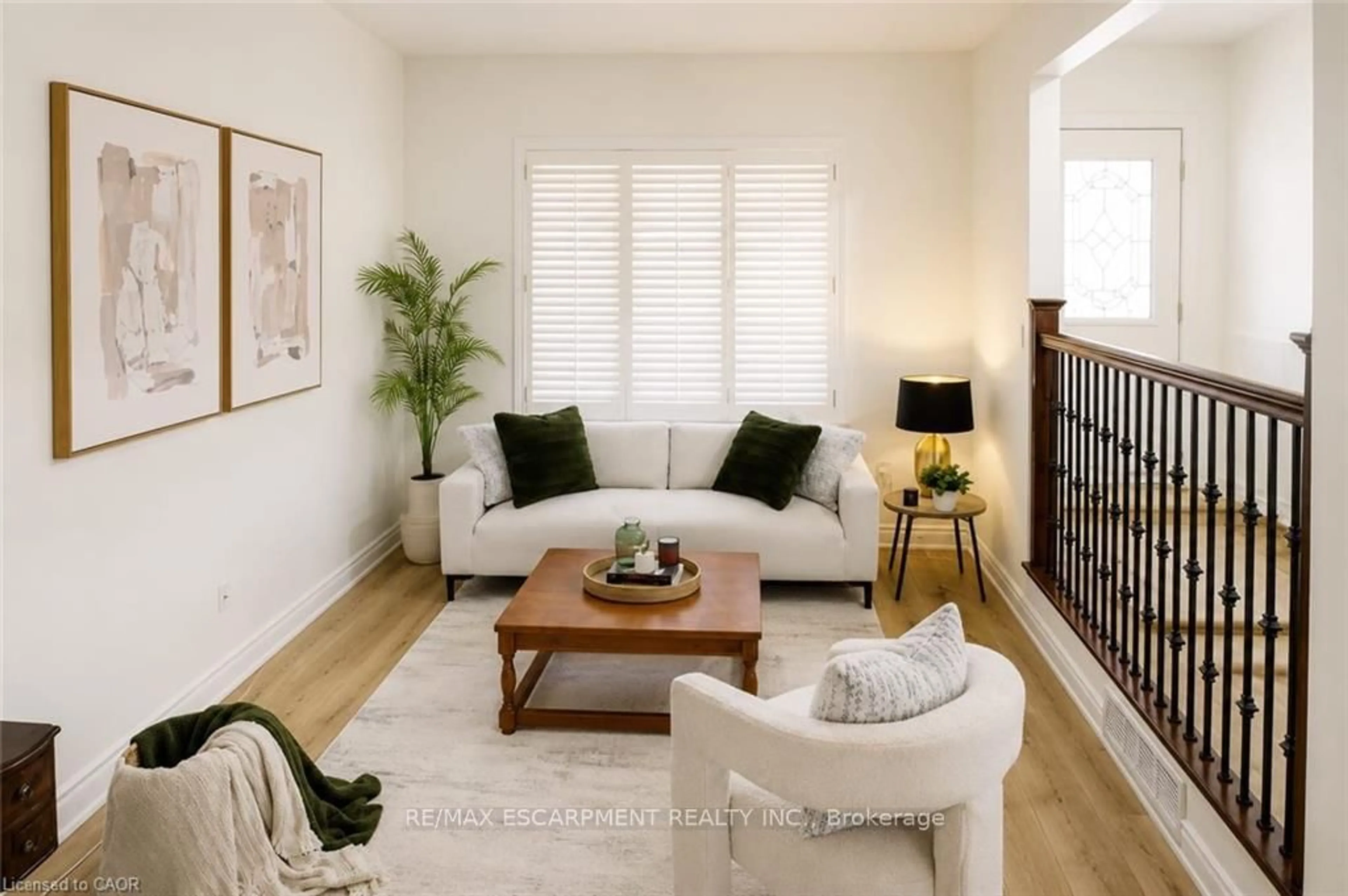 Living room with furniture, wood/laminate floor for 172 Highland Rd, Hamilton Ontario L8J 2S6